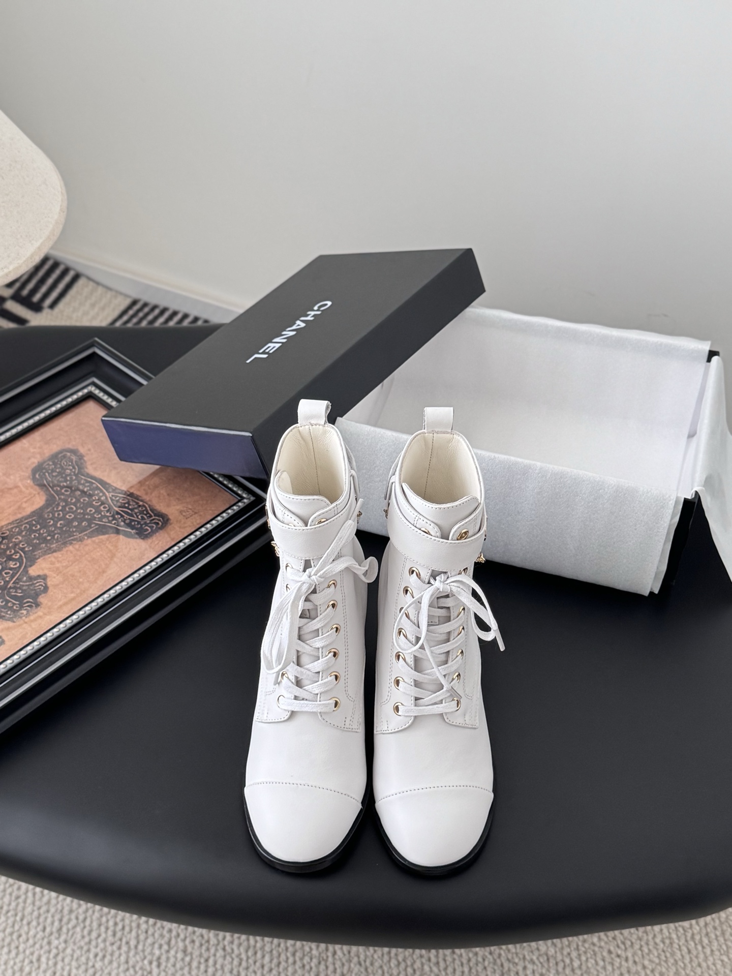 NO:489643,Chanel 25B autumn and winter high-end handicraft workshop series short boots are of good quality. High requirements are necessary for customers. First shipment in autumn and winter. Upper cowhide inner sheepskin original sole. Size: 35-39. Other sizes are customized, boots, chanel, boots, cowhide, sheepskin19860909Chanel 25B秋冬高级手工坊系列短靴 品质很好 高要求客人必要入 秋冬抢先出货 鞋面牛皮 内里羊皮 原版大底 Size:35-39 其他码数定做,靴子,chanel,boots,cowhide,sheepskin,Women's Shoes