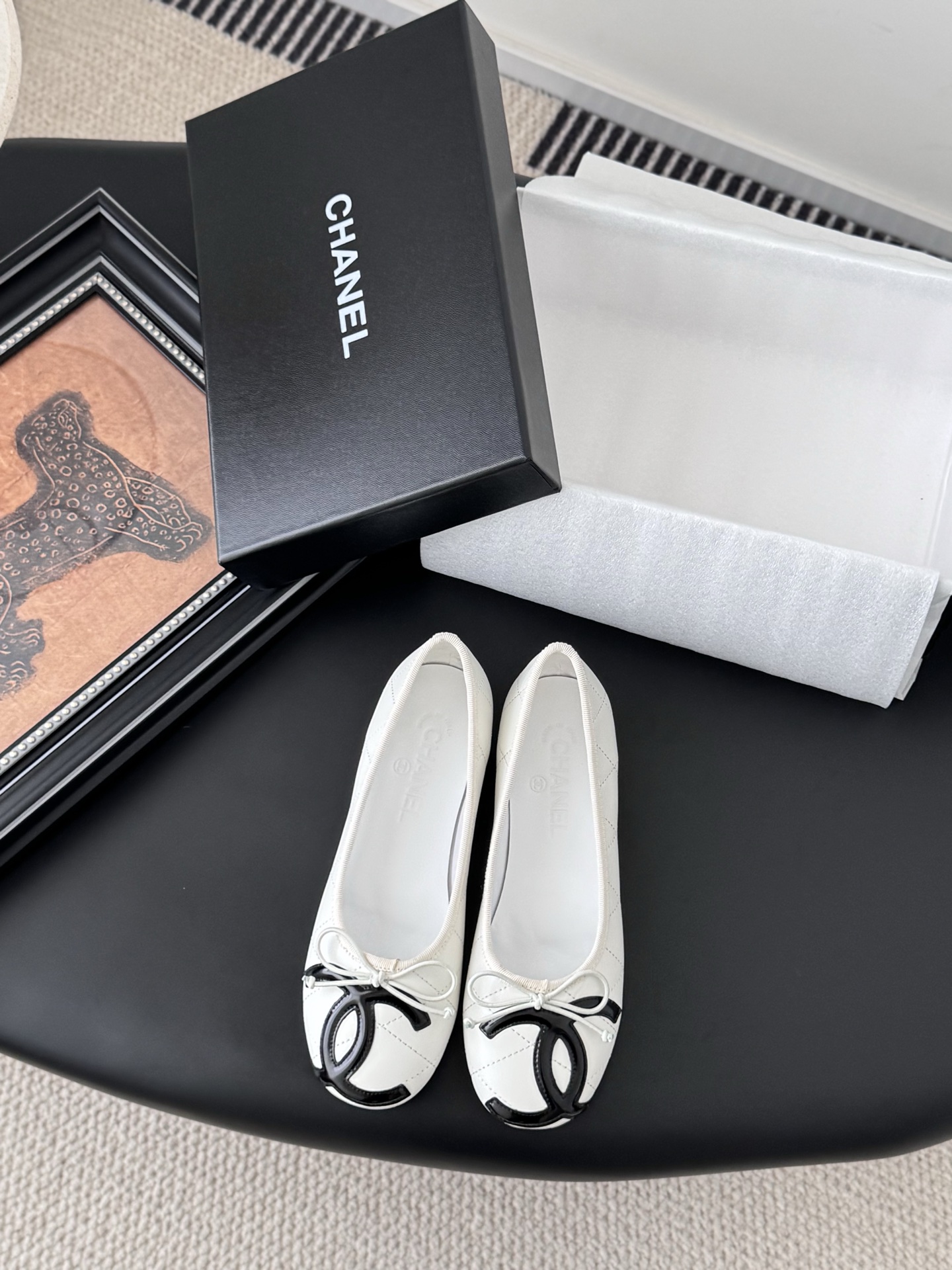 NO:489628,Chanel Vintage mid-autumn Kangpeng series single shoes, simple but not simple style, with special foot thin on the upper. Cowhide upper, sheepskin with inner foot, original outsole. Size: 35-39 Customized for other sizes, single shoes, chanel, cowhide, sheepskin19860909Chanel Vintage中古康鹏系列单鞋 简约而不简单的款,上脚特别显脚细. 鞋面牛皮,内里垫脚羊皮,原版大底. Size:35-39 其它码数定做,单鞋,chanel,cowhide,sheepskin,Women's Shoes