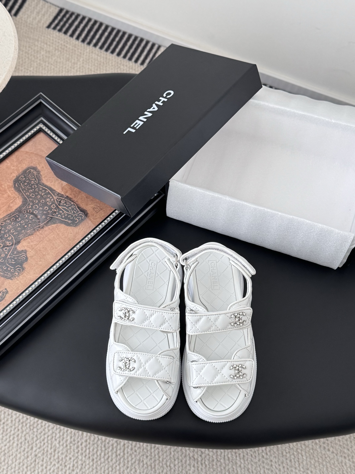 NO:489625,Chanel 25 new Velcro sandals thick-soled layout!  Top version of the product!  All colors are available in my home!  Imported upper fabric, sheepskin inside the footrest, original hardware buckle. All equipped with top-grade packaging for special counters!  Size:35-39 Other sizes custom made, sandals, chanel, sandals, sheepskin19860909Chanel 25新魔术贴凉鞋厚底版面！ 顶级对版货！ 所有的颜色我家都有！ 鞋面进口面料,垫脚内里羊皮,原版五金扣. 均配专柜顶级包装！ Size:35-39 其它码数定做,凉鞋,chanel,sandals,sheepskin,Women's Shoes