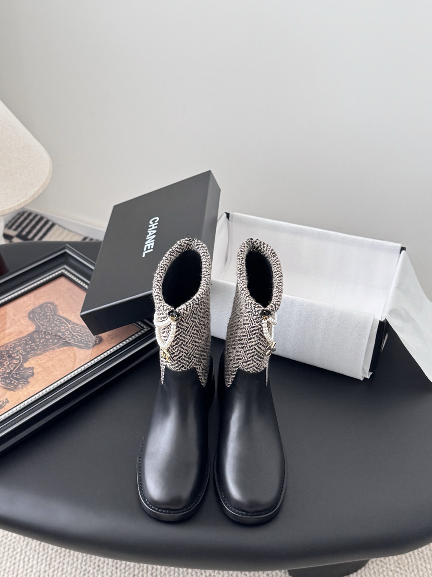 NO:490306,Chanel 25K new chain knight boots, eternal classic, evergreen series of items in the shoe cabinet. Generally, you can use more boots of this type~ It has a celebrity temperament and a little inadvertent retro, a small round toe splicing design, the curve is very well controlled, not a dull and sharp shoe shape, it must be soft and durable, and it is custom-made original lambskin on the upper, very soft and comfortable, not tight, imported sheepskin inside, super delicate foot comfort 100% Italian leather sole, high safety performance, heel height 4cm thick heel design, visual elongation ratio~ Size35-39 (40/41 customization, no return or replacement), boots, chanel, boots, sheepskin, Leather soles19860909Chanel 25K新款链条骑士靴 永恒的经典 鞋柜里常青的系列单品 一般碰到这个类型的靴子可以多入哦～ 具有名媛气质 又带着一丝不经意的小复古 小小圆头拼接设计 弧度把控的非常到位 不是呆板尖锐的鞋型 它要柔和谐 耐看有品 鞋面定制原版小羊皮 非常柔软舒适不紧绷 内里进口羊皮 超细腻脚感舒适度百分百 意大利真皮大底 安全性能高 跟高4cm 粗跟设计 视觉拉长比例哦～ Size35-39（40/41定制不退不换）,靴子,chanel,boots,sheepskin,Leather soles,Women's Shoes