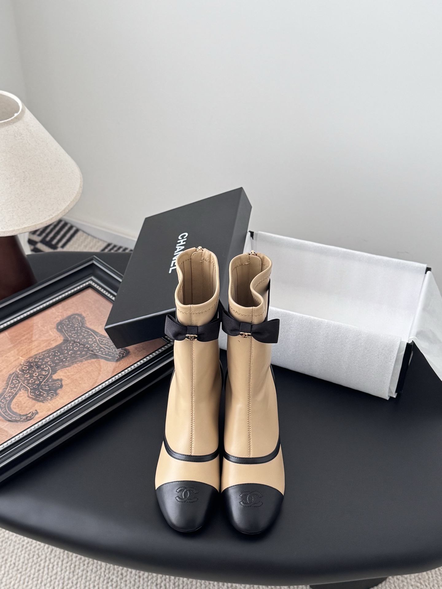 NO:490308,Chanel 25K new bow boots, retro lines, color matching design is all online!  The foot feels very comfortable when you walk around for a day, and you can play with sports style/mixed style. After buying, you want to wear it every day and go out for a walk. The upper elastic leather inner sheepskin leather sole Size: 35-39 Customized for other sizes, boots, chanel, boots, sheepskin, Leather soles19860909Chanel 25K新款蝴蝶结短靴 复古线条 配色设计全在线！暴走一天脚感超舒适,运动风/混搭风随便玩,买完想天天穿它出门溜达烫. 鞋面弹力皮 内里羊皮 真皮大底 Size:35-39 其他码数定做,靴子,chanel,boots,sheepskin,Leather soles,Women's Shoes