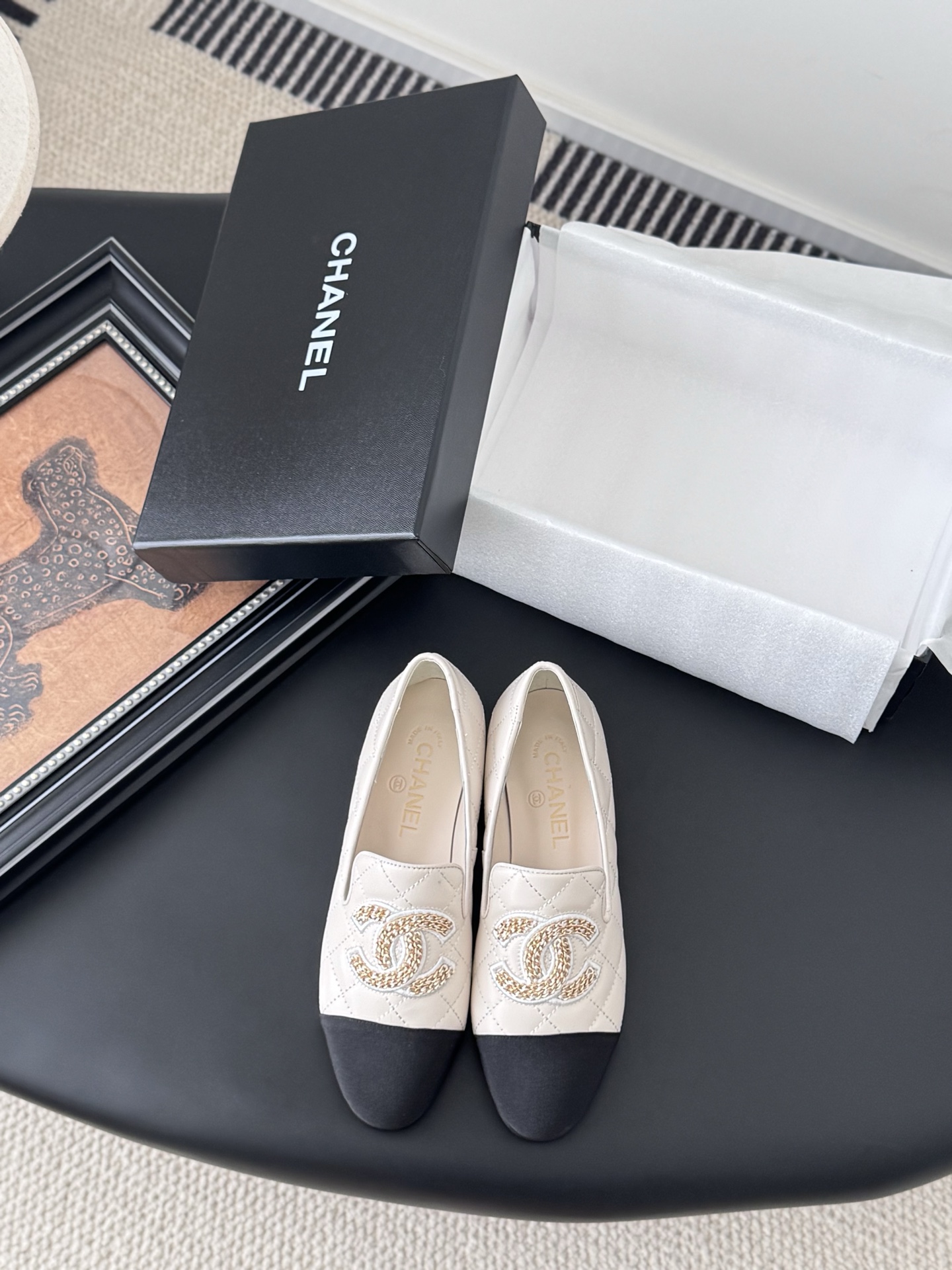 NO:490297,Chanel 25C spring and summer new full series of chain loafers, the entire series is first released, I have it in the counter!  High-quality upper original fabric inner sheepskin original outsole Size:35-39 Other sizes are fixed, loafers, chanel, loafers, sheepskin19860909Chanel 25C春夏新款全系列链条乐福鞋 全系列首发 专柜有的我都有！ 高版本高品质 鞋面原版面料 内里羊皮 原版大底 Size:35-39 其他码数定,乐福鞋,chanel,loafers,sheepskin,Women's Shoes