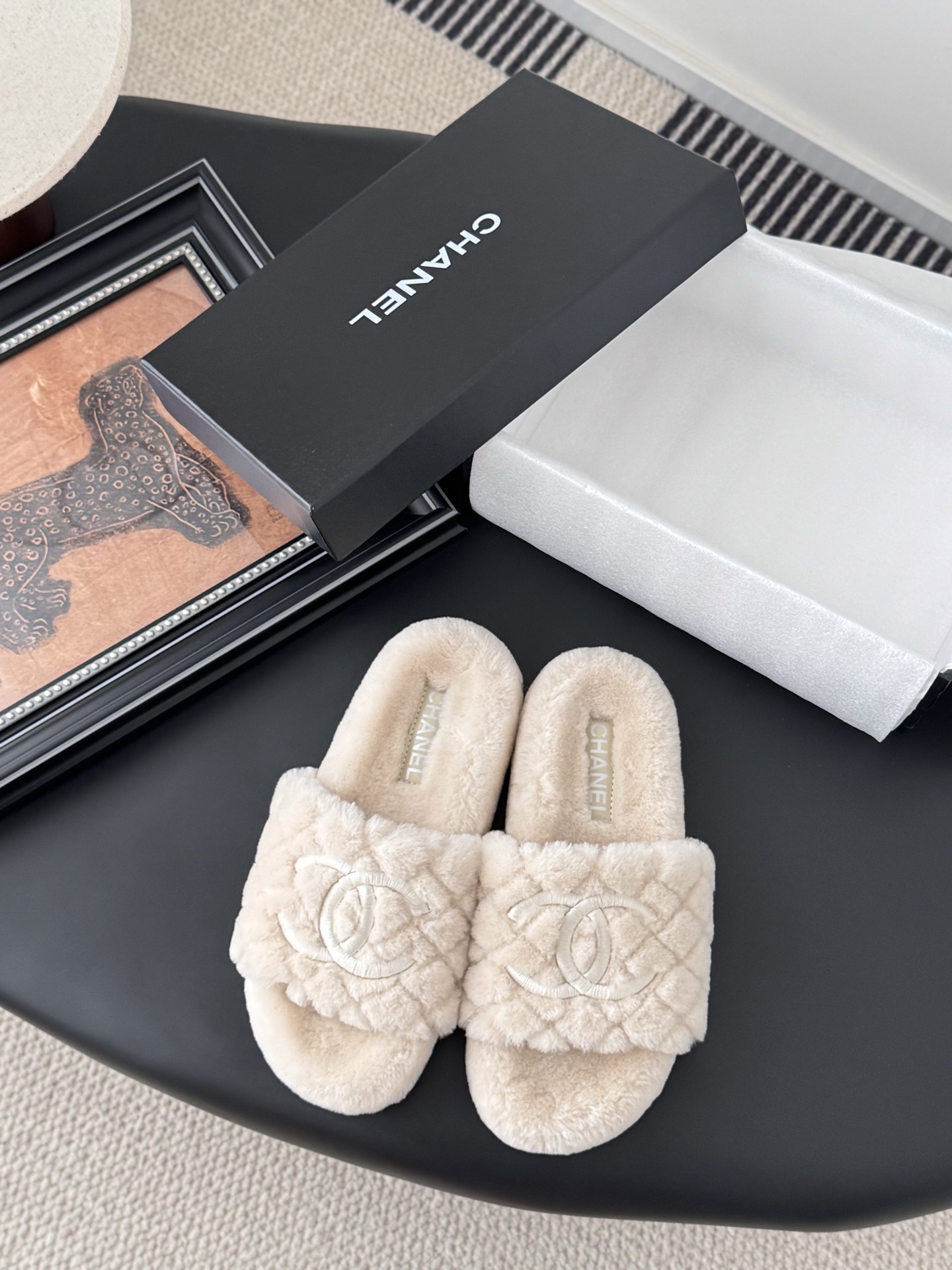 NO:492116,Chanel 25K new fur slippers!  This fleece is really cute~ Soft and fluffy fur, comfortable and warm feet! Increase height to make your legs look longer! It is casual and lazy with socks in autumn and winter. It looks beautiful and fashionable! It is so beautiful! Imported wool, delicate and soft and silky. Original open mold rubber sole Size35-39 (customized by 40/41), fleece slippers, chanel, slippers, socks19860909Chanel 25K新款毛毛拖鞋！ 这款毛拖真的是真太可爱了～ 柔软蓬松的毛毛,舒服暖脚! 增高显腿长! 秋冬搭配袜子休闲又慵懒 上脚真的好看又时髦!美腻美爆了! 进口羊毛,手感细腻柔软丝滑 原版开模橡胶底 Size35-39（40/41定制）,毛毛鞋拖鞋,chanel,slippers,socks,Women's Shoes