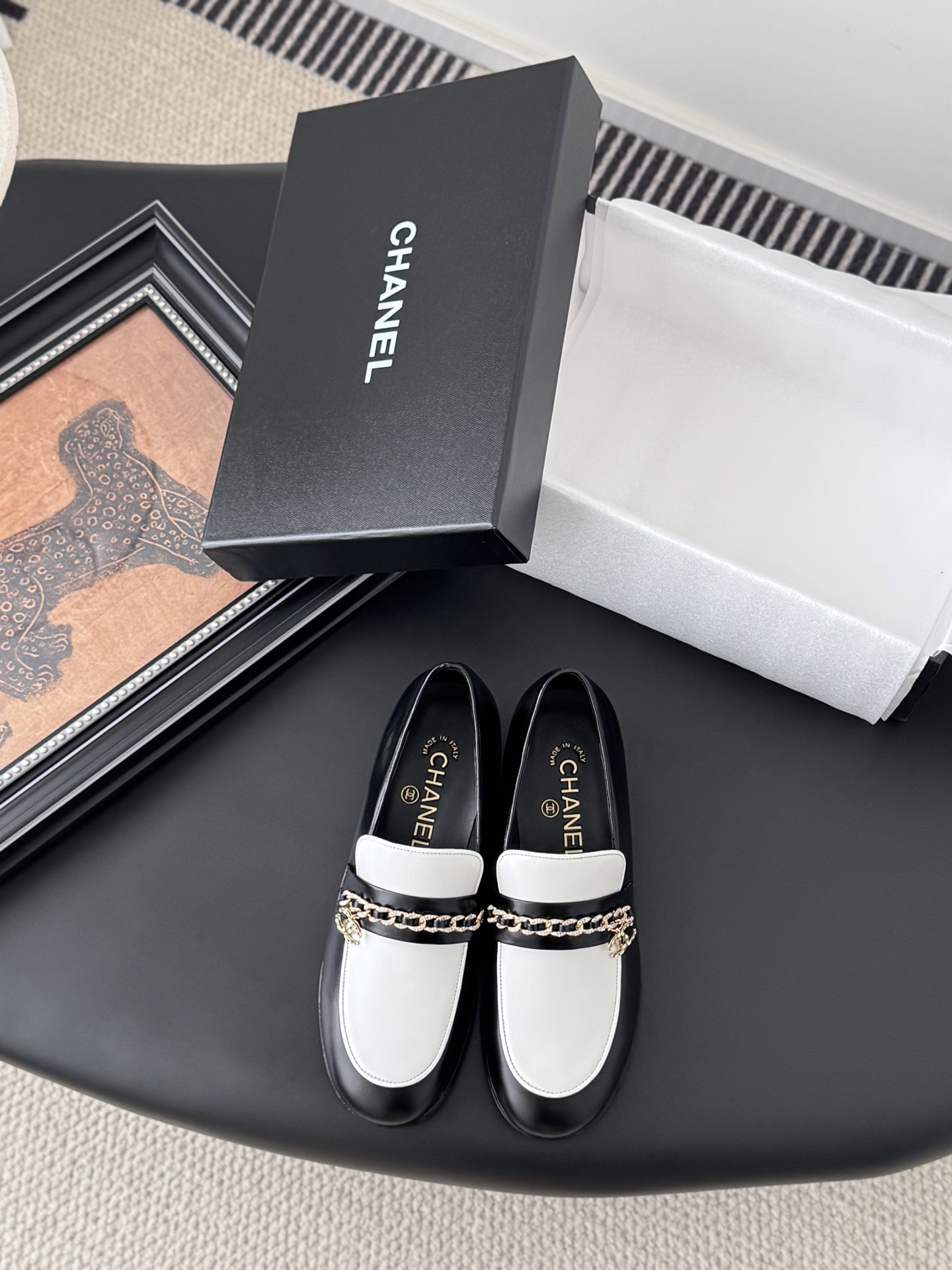 NO:533753,Chanel 25P new loafers, basic single shoe style, slender and delicate, small round toe, double C school bag embellished at the top, simple but not simple and elegant!  All-match temperament, cowhide upper, sheepskin, Italian leather outsole, Size35-39, custom made in other sizes, loafers, chanel, loafers, cowhide, sheepskin, Leather soles19860909Chanel 25P新款乐福鞋  基础单鞋样式鞋型修长秀气 小巧圆形圆头 顶端双C书包点缀 简约而不简单且不失优雅！百搭气质 鞋面牛皮 内里羊皮 意大利真皮大底 Size35-39 其他码数定做,乐福鞋,chanel,loafers,cowhide,sheepskin,Leather soles,Women's Shoes