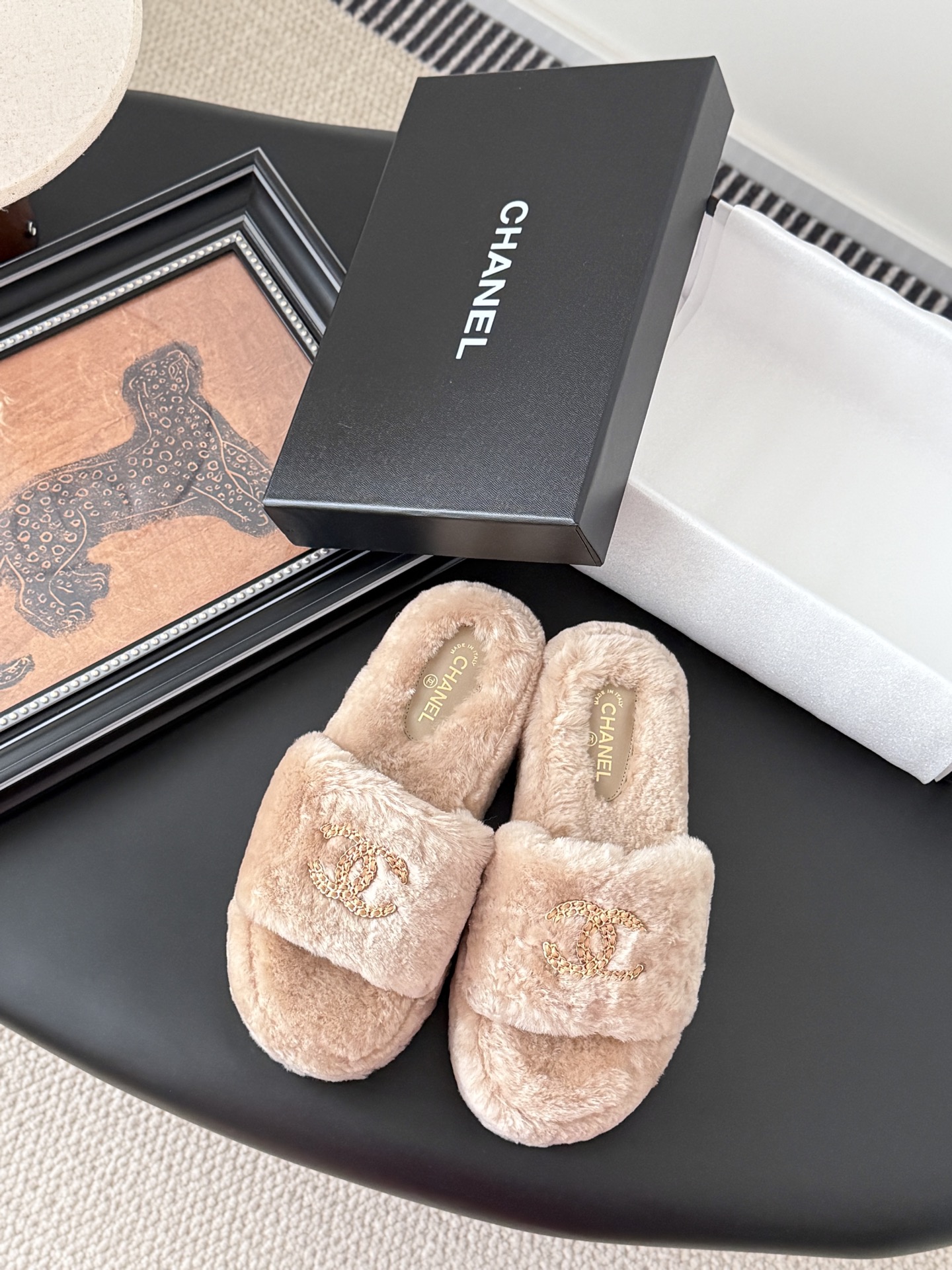 NO:533735,Chanel 25K new fur slippers!  This fleece is really cute~ Soft and fluffy fur, comfortable and warm feet! Increase height to make your legs look longer! It is casual and lazy with socks in autumn and winter. It looks beautiful and fashionable! It is so beautiful! Imported wool, delicate and soft and silky. Original open mold rubber sole Size35-39 (customized by 40/41), fleece slippers, chanel, slippers, socks19860909Chanel 25K新款毛毛拖鞋！ 这款毛拖真的是真太可爱了～ 柔软蓬松的毛毛,舒服暖脚! 增高显腿长! 秋冬搭配袜子休闲又慵懒 上脚真的好看又时髦!美腻美爆了! 进口羊毛,手感细腻柔软丝滑 原版开模橡胶底 Size35-39（40/41定制）,毛毛鞋拖鞋,chanel,slippers,socks,Women's Shoes