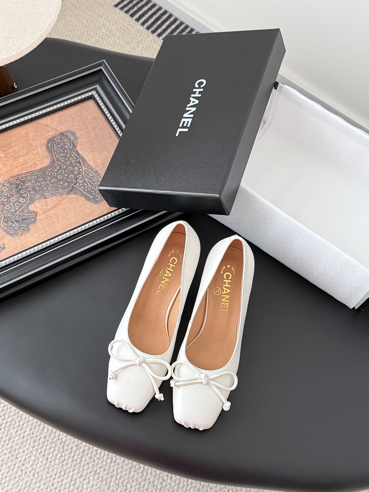 NO:533738,Chanel 25B Mary Jane single shoes are simple yet sweet and playful!  Three-dimensional electric embroidery logo, solid color fabric is refreshing and easy to match, and it is more heeled with buttons. Inner sheepskin leather sole Size: 35-39 Other sizes customized, high heels, single shoes, chanel, mary jane, high heels, sheepskin, Leather soles19860909Chanel 25B玛丽珍单鞋 简约又不失甜美俏皮！ 立体电绣logo,纯色面料清爽易搭,搭配扣子更加跟脚.内里羊皮 真皮大底 Size:35-39 其他码数定做,高跟鞋单鞋,chanel,mary jane,high heels,sheepskin,Leather soles,Women's Shoes