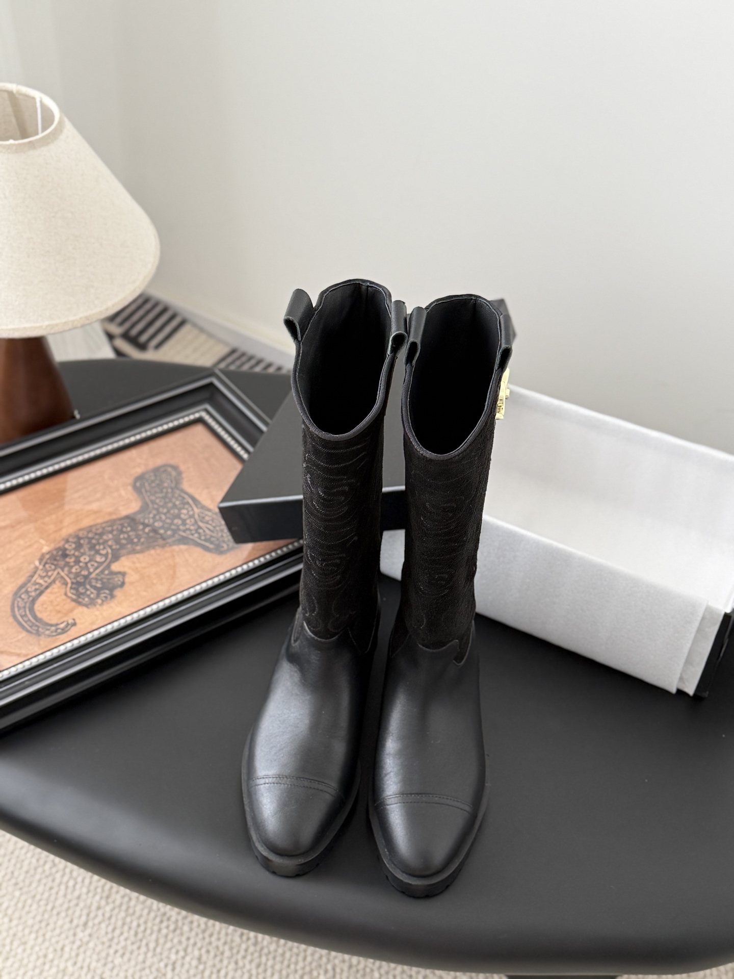 NO:533773,Chanel 25K new knight boots, eternal classic, evergreen series of items in the shoe cabinet. Generally, you can use this type of boots more~ It has a celebrity temperament and a little inadvertent retro, a small round toe splicing design, the curve is very well controlled, not a dull and sharp shoe shape, it must be soft and harmonious, durable and elegant, custom-made original lambskin on the upper, very soft and comfortable, not tight, imported lambskin inside, super delicate foot feeling and 100% comfortable original sole, high safety performance, heel height 4cm thick heel design, visual elongation ratio~ Size35-39 (40/41 custom-made, no return or replacement), boots, chanel, boots, sheepskin19860909Chanel 25K新款骑士靴 永恒的经典 鞋柜里常青的系列单品 一般碰到这个类型的靴子可以多入哦～ 具有名媛气质 又带着一丝不经意的小复古 小小圆头拼接设计 弧度把控的非常到位 不是呆板尖锐的鞋型 它要柔和谐 耐看有品 鞋面定制原版小羊皮 非常柔软舒适不紧绷 内里进口羊皮 超细腻脚感舒适度百分百 原版大底大底 安全性能高 跟高4cm 粗跟设计 视觉拉长比例哦～ Size35-39（40/41定制不退不换）,靴子,chanel,boots,sheepskin,Women's Shoes