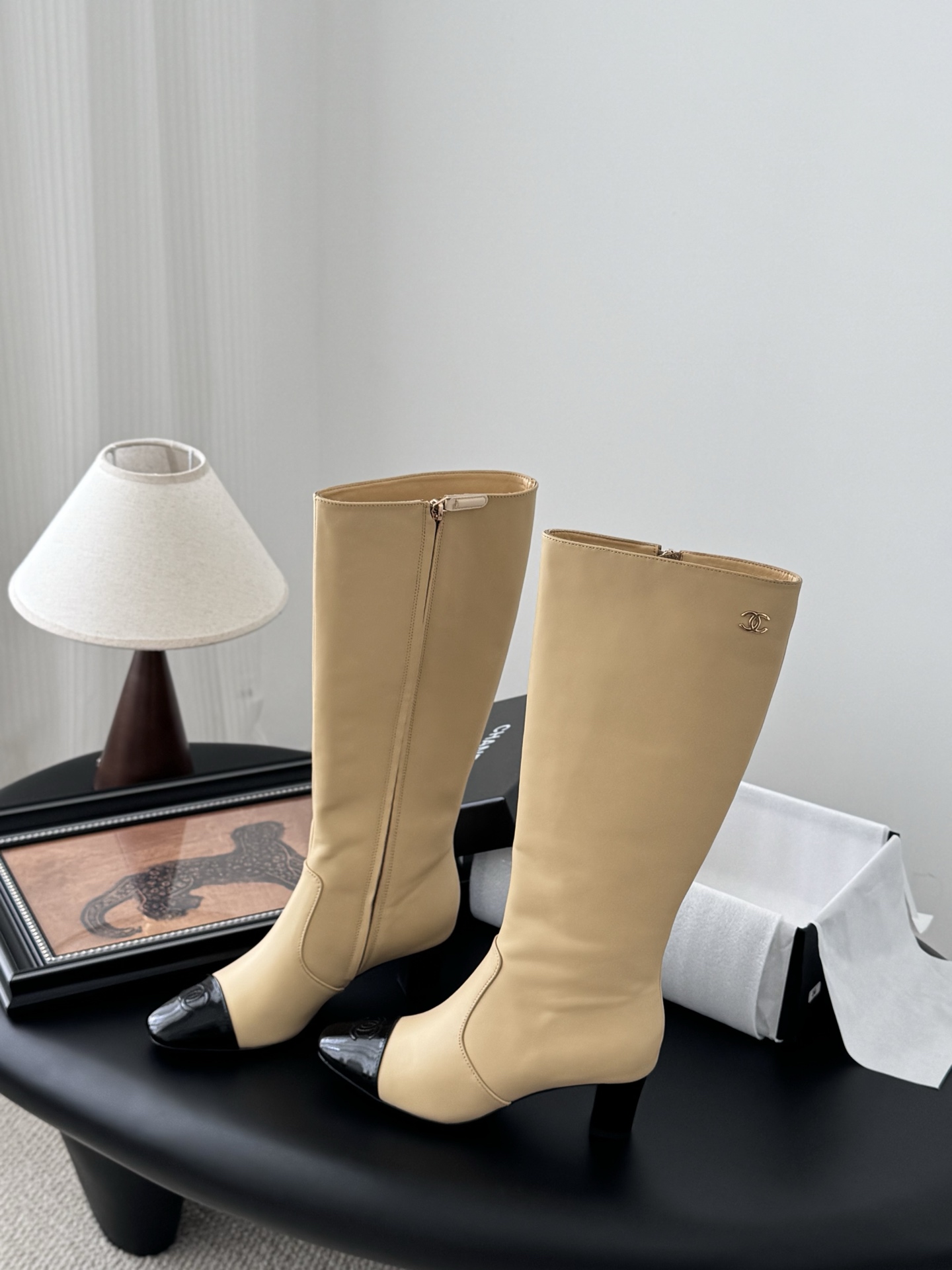 Chanel Beige Leren Laarzen met Zwarte Neus - Elegante Dameslaarzen