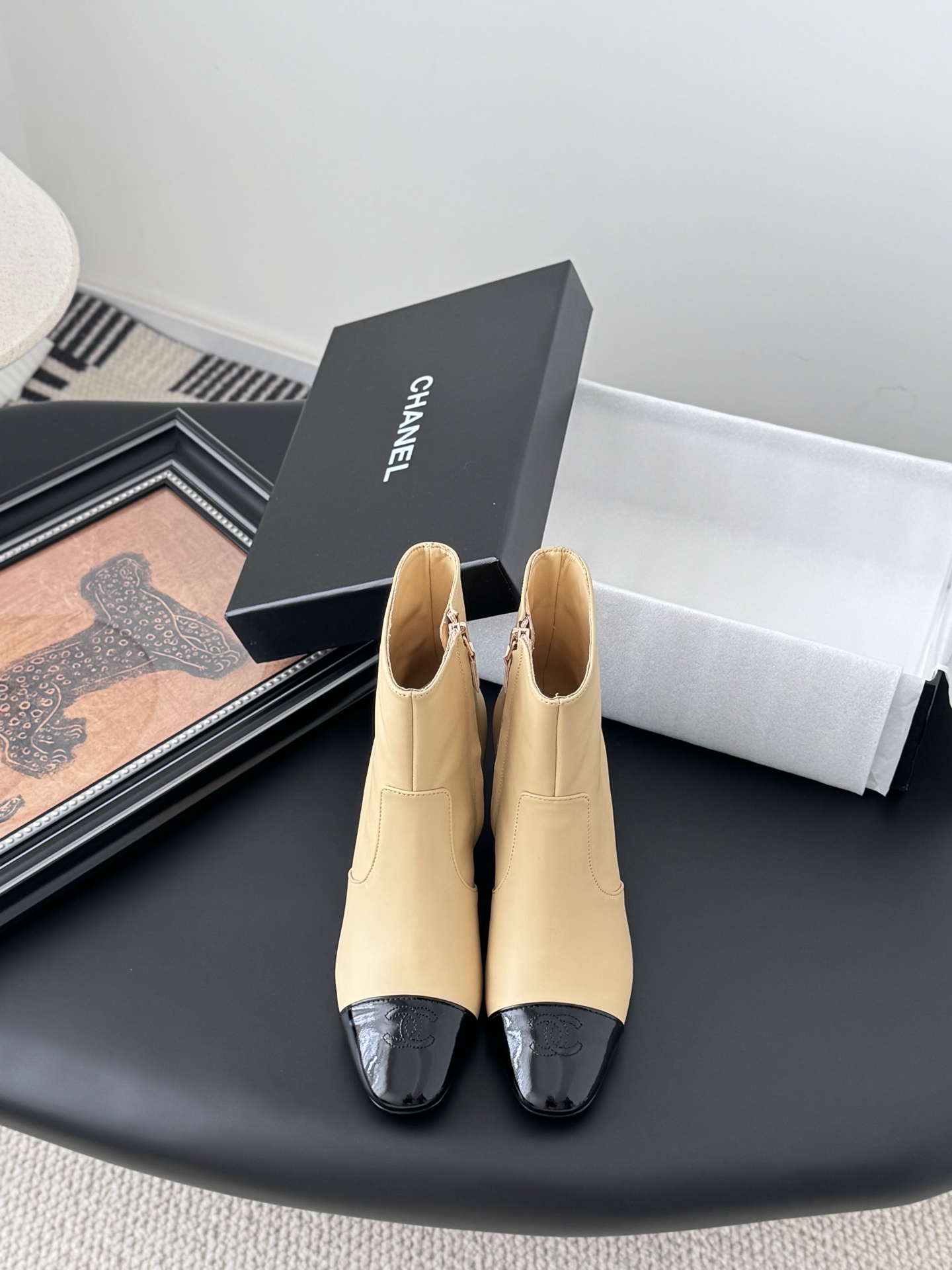 NO:533751,Chanel 25K new knight boots, eternal classic, evergreen series of items in the shoe cabinet. Generally, you can use more boots of this type~ It has a celebrity temperament and a little inadvertent retro, a small round toe splicing design, the curve is very well controlled, not a dull and sharp shoe shape, it must be soft and harmonious, durable and elegant, custom-made original lambskin on the upper, very soft and comfortable, not tight, imported sheepskin inside, super delicate foot feeling and 100% comfortable original sole, high safety performance, heel height 7cm thick heel design, visual elongation ratio~ Size35-39 (40/41 custom-made, no return or replacement), boots, chanel, boots, sheepskin19860909Chanel 25K新款骑士靴 永恒的经典 鞋柜里常青的系列单品 一般碰到这个类型的靴子可以多入哦～ 具有名媛气质 又带着一丝不经意的小复古 小小圆头拼接设计 弧度把控的非常到位 不是呆板尖锐的鞋型 它要柔和谐 耐看有品 鞋面定制原版小羊皮 非常柔软舒适不紧绷 内里进口羊皮 超细腻脚感舒适度百分百 原版大底大底 安全性能高 跟高7cm 粗跟设计 视觉拉长比例哦～ Size35-39（40/41定制不退不换）,靴子,chanel,boots,sheepskin,Women's Shoes