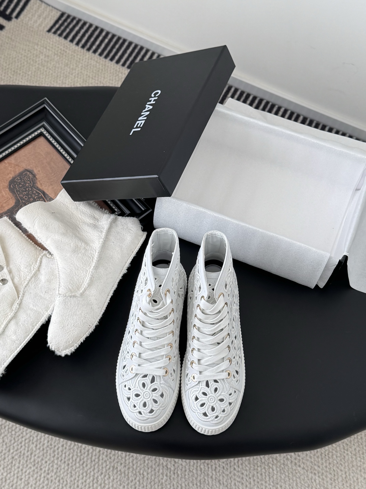 NO:533763,65 Chanel 25P new hollow boots. Each exquisite flower has a small crystal flower core embellishment. I would like to call it a starry hydrangea. It is very unique and fairy. The difference in this season is from the previous semi-hollowed lace design. Small playful and invincible comfortable. The white lace-up breasts are very well-behaved. The upper inner sheepskin original sole. Size: 35-39 40 Custom made no return and exchange, boots, chanel, boots, sheepskin19860909毛内里套65 Chanel 25P新款镂空短靴 精致的花朵每一朵都有小水晶花芯儿点缀我愿叫它星星点点的绣球花很别致又很仙女 这一季的区别与以前半镂空的系带设计小俏皮又无敌舒适 白色系奶乎乎穿起来很乖的少女感 鞋面内里羊皮 原版大底 Size:35-39 40定做不退换,靴子,chanel,boots,sheepskin,Women's Shoes