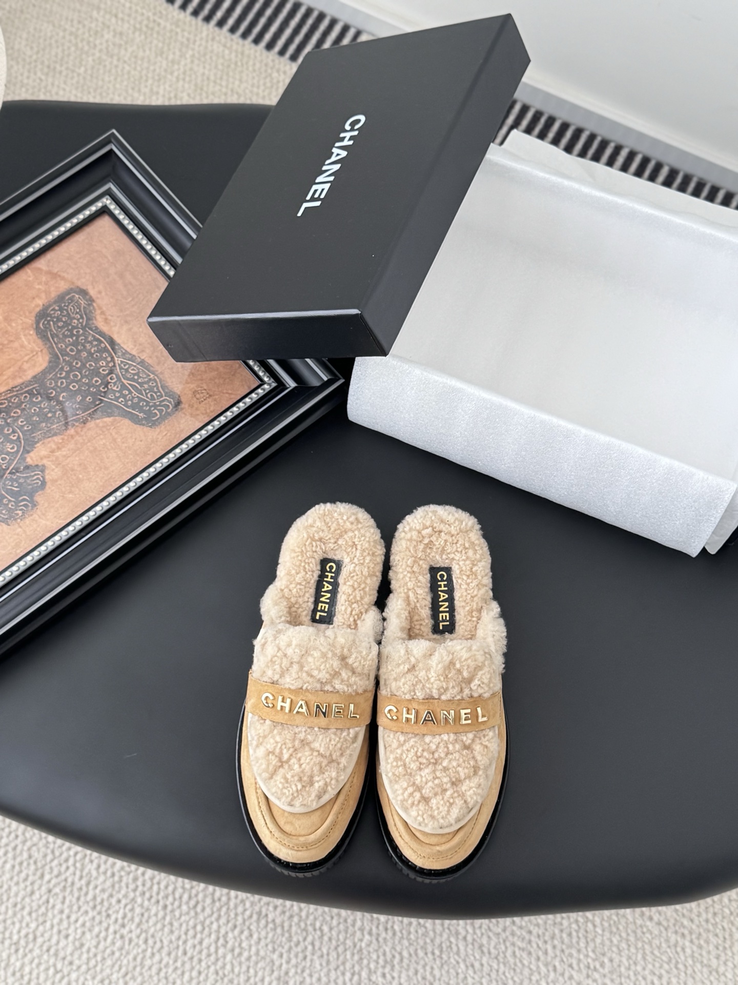 NO:533756,Chanel 25K autumn and winter new furry semi-travel Teddy fur shoes very comfortable Maillard brown is still very suitable for autumn and winter ~ Suede upper, fur integrated in the inner part original outsole Size: 35-39 Other sizes customized, semi-travel fur shoes, chanel, chamois leather19860909Chanel 25K秋冬新款毛茸茸半拖 泰迪毛毛鞋 很舒服诶 美拉德棕色还是很适合秋冬的～ 鞋面麂皮 内里皮毛一体 原版大底 Size:35-39 其他码数定做,半拖毛毛鞋,chanel,chamois leather,Women's Shoes