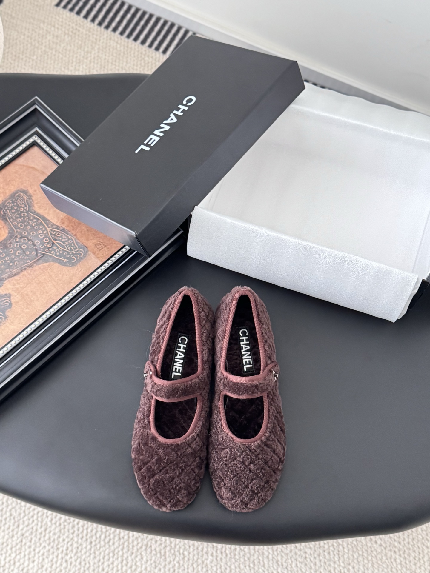 NO:594358,Chanel 25K new furry shoes. These furry slippers are really cute~ Soft and fluffy fur, comfortable and warm feet! Increase height and make your legs look longer! Pair them with socks in autumn and winter for a casual and lazy look. The feet are really beautiful and fashionable! So beautiful! Imported wool, soft and silky to the touch. Genuine leather outsole Size35-39 (customized for 40/41), furry shoes, chanel, leather soles, socks19860909Chanel 25K新款毛毛单鞋 这款毛拖真的是真太可爱了～ 柔软蓬松的毛毛,舒服暖脚! 增高显腿长! 秋冬搭配袜子休闲又慵懒 上脚真的好看又时髦!美腻美爆了! 进口羊毛,手感细腻柔软丝滑 真皮大底 Size35-39（40/41定制）,毛毛鞋,chanel,Leather soles,socks,Women's Shoes