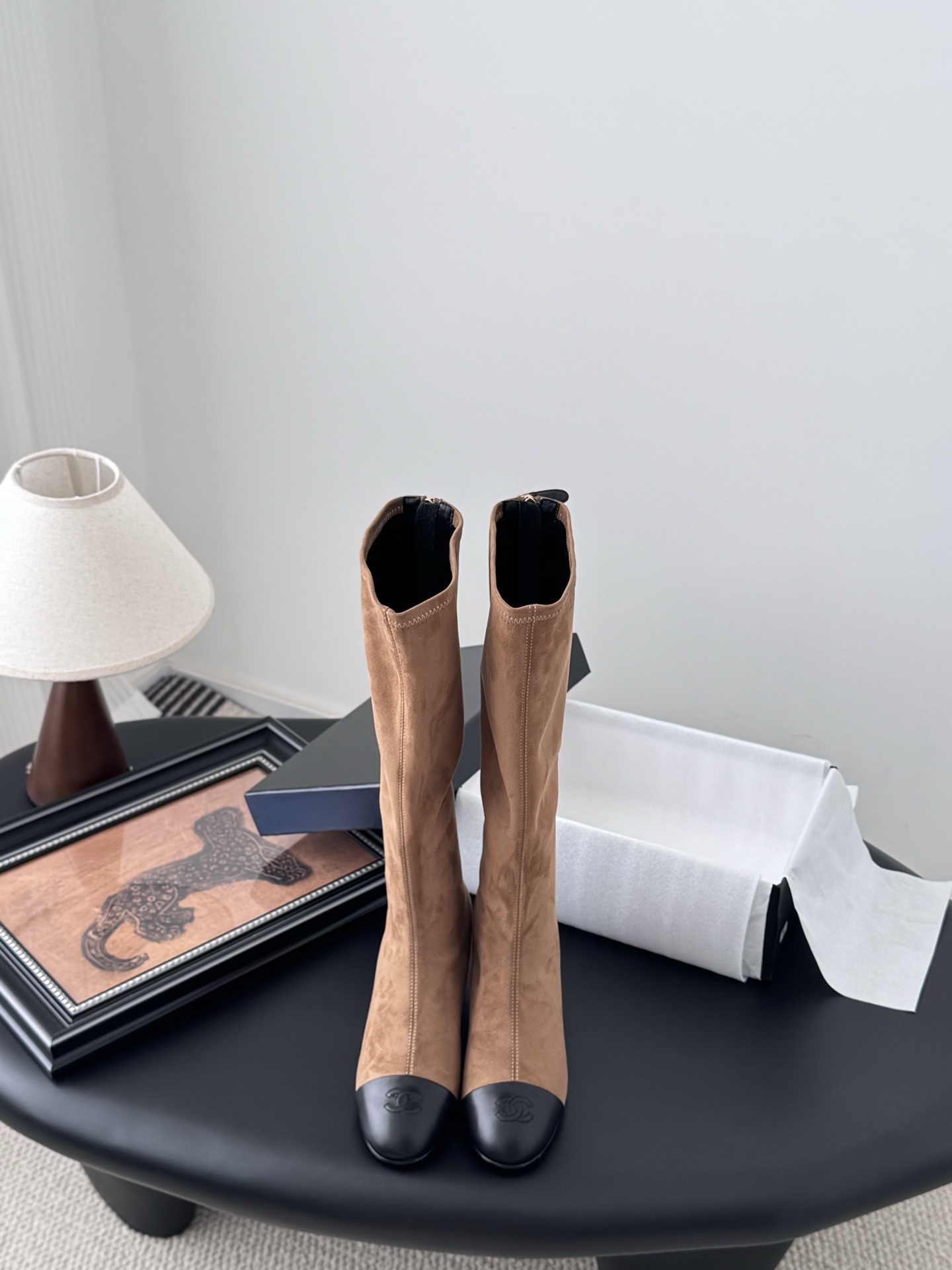 NO:543813,Chanel 25K new wedge boots, retro lines, color matching design is all online!  The foot feels very comfortable when you walk around for a day, and you can play with sports style/mixed style. After buying, you want to wear it every day and go out for a walk. 15-inch/22-inch upper cowhide inner sheepskin leather sole 7cm Size: 35-39 Other sizes customized, boots, chanel, boots, cowhide, sheepskin, Leather soles19860909Chanel 25K新款坡跟长靴 复古线条 配色设计全在线！暴走一天脚感超舒适,运动风/混搭风随便玩,买完想天天穿它出门溜达烫. 15寸/22寸 鞋面牛皮 内里羊皮 真皮大底 7cm Size:35-39 其他码数定做,靴子,chanel,boots,cowhide,sheepskin,Leather soles,Women's Shoes