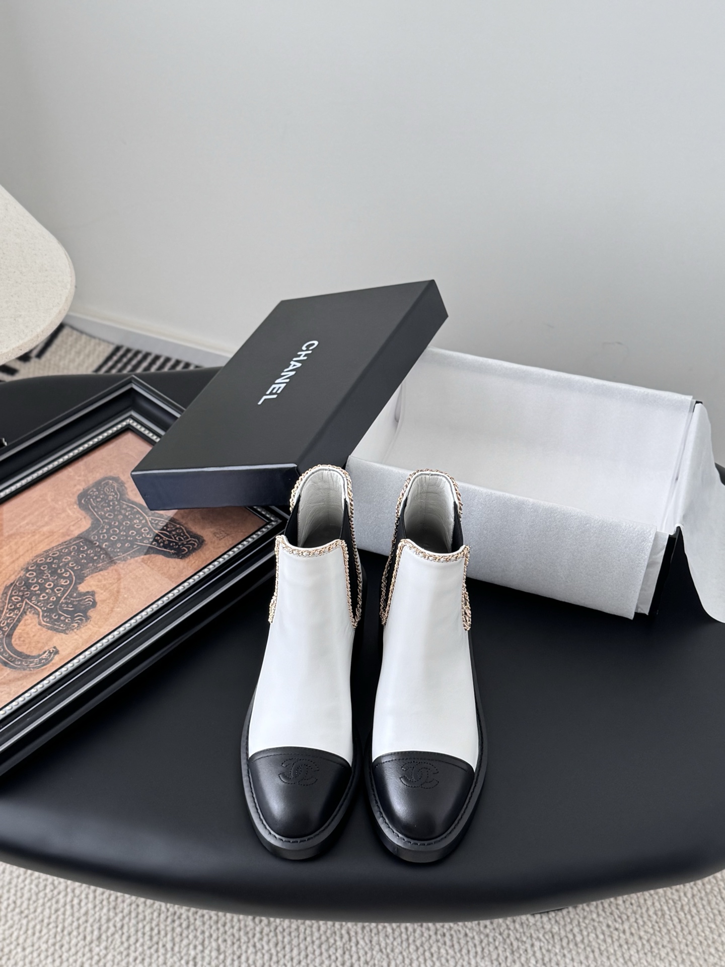 NO:543836,Chanel 25K new chain knight boots, eternal classic, evergreen series of items in the shoe cabinet, usually you can use this type of boots more~ It has a celebrity temperament and a little inadvertent retro, a small round toe splicing design, the curve is very well controlled, not a dull and sharp shoe shape, it must be soft and harmonious, durable and elegant, custom-made original lambskin on the upper, very soft and comfortable, not tight, imported lambskin inside, super delicate foot comfort 100% Italian leather sole, high safety performance Size35-39 (40/41 custom-made, no return or replacement), boots, chanel, boots, sheepskin, Leather soles19860909Chanel 25K新款链条骑士靴 永恒的经典 鞋柜里常青的系列单品 一般碰到这个类型的靴子可以多入哦～ 具有名媛气质 又带着一丝不经意的小复古 小小圆头拼接设计 弧度把控的非常到位 不是呆板尖锐的鞋型 它要柔和谐 耐看有品 鞋面定制原版小羊皮 非常柔软舒适不紧绷 内里进口羊皮 超细腻脚感舒适度百分百 意大利真皮大底 安全性能高 Size35-39（40/41定制不退不换）,靴子,chanel,boots,sheepskin,Leather soles,Women's Shoes