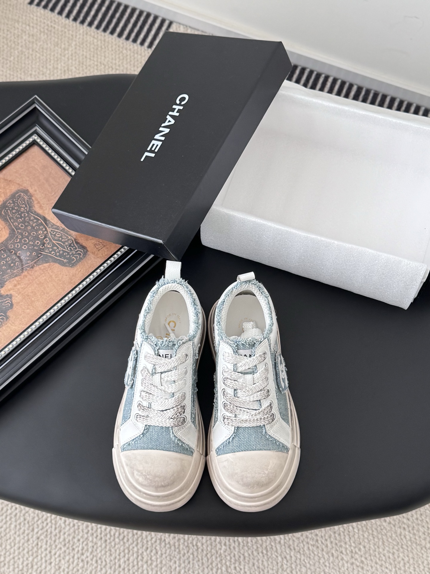 NO:543833,Chanel 25C new silver horn king sports casual shoes, versatile white shoes, you can't go wrong with the style, the contrasting color combination is full of energy, the logo embossed on the side is very delicate, the upper is made of original custom materials, the original outsole Size: 35-40, casual shoes/sports shoes, chanel, alexander wang, sneakers19860909Chanel 25C新款银角大王运动休闲鞋 百搭小白鞋 款式搭配不会出错 撞色搭配活力满满啊 侧面压印logo 上脚很秀气 鞋面原版定制材料 原版大底 Size:35-40,休闲鞋/运动鞋,chanel,alexander wang,sneakers,Women's Shoes