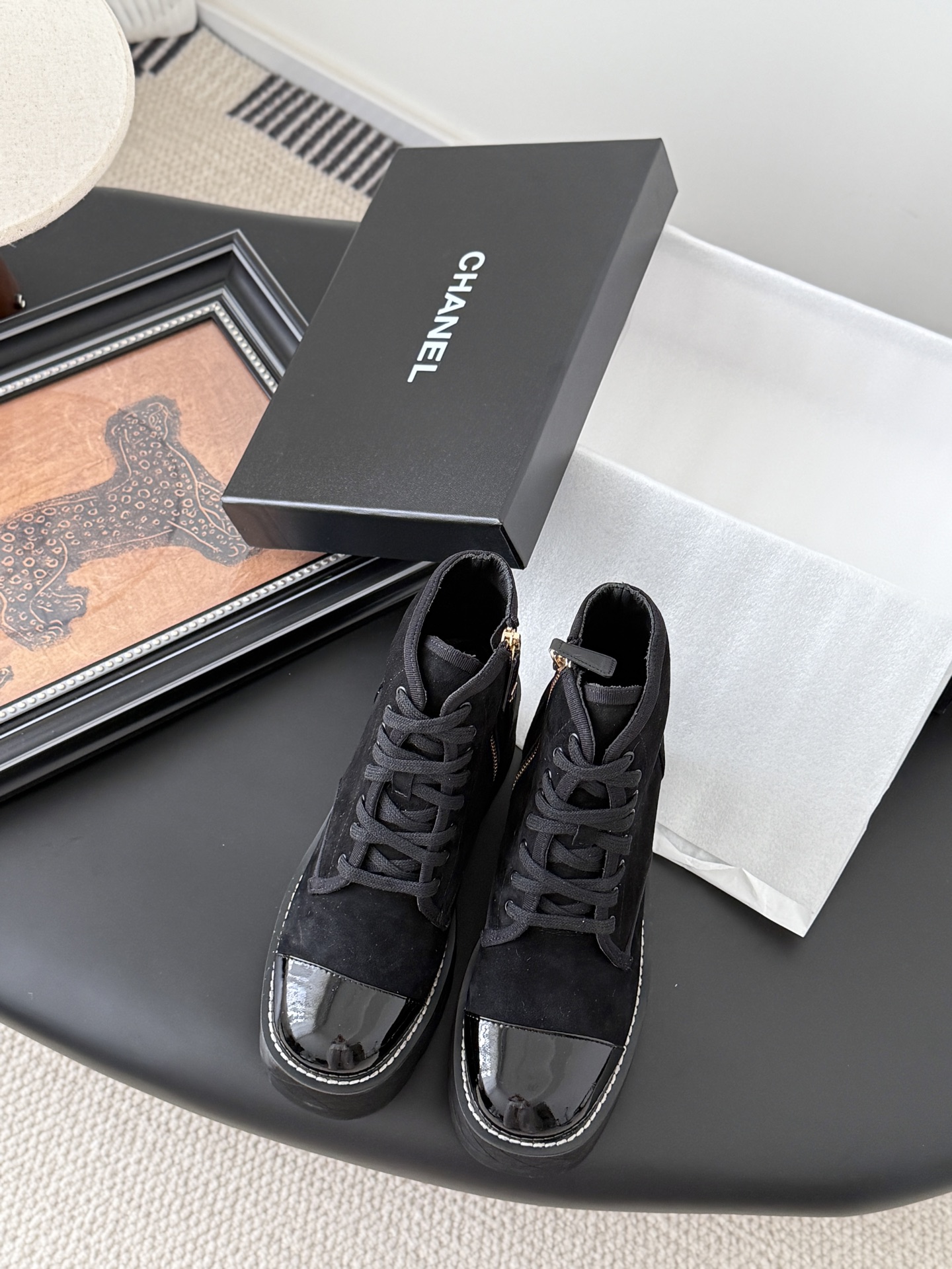 NO:543815,Chanel 25B new thick-soled lace-up boots, classic style, easy to wear and versatile, upper cowhide, inner sheepskin, original outsole Size: 35-39 Other sizes customized, boots, chanel, boots, cowhide, sheepskin19860909Chanel 25B新款厚底系带短靴 经典款 好穿又百搭 鞋面牛皮 内里羊皮 原版大底 Size:35-39 其他码数定做,靴子,chanel,boots,cowhide,sheepskin,Women's Shoes