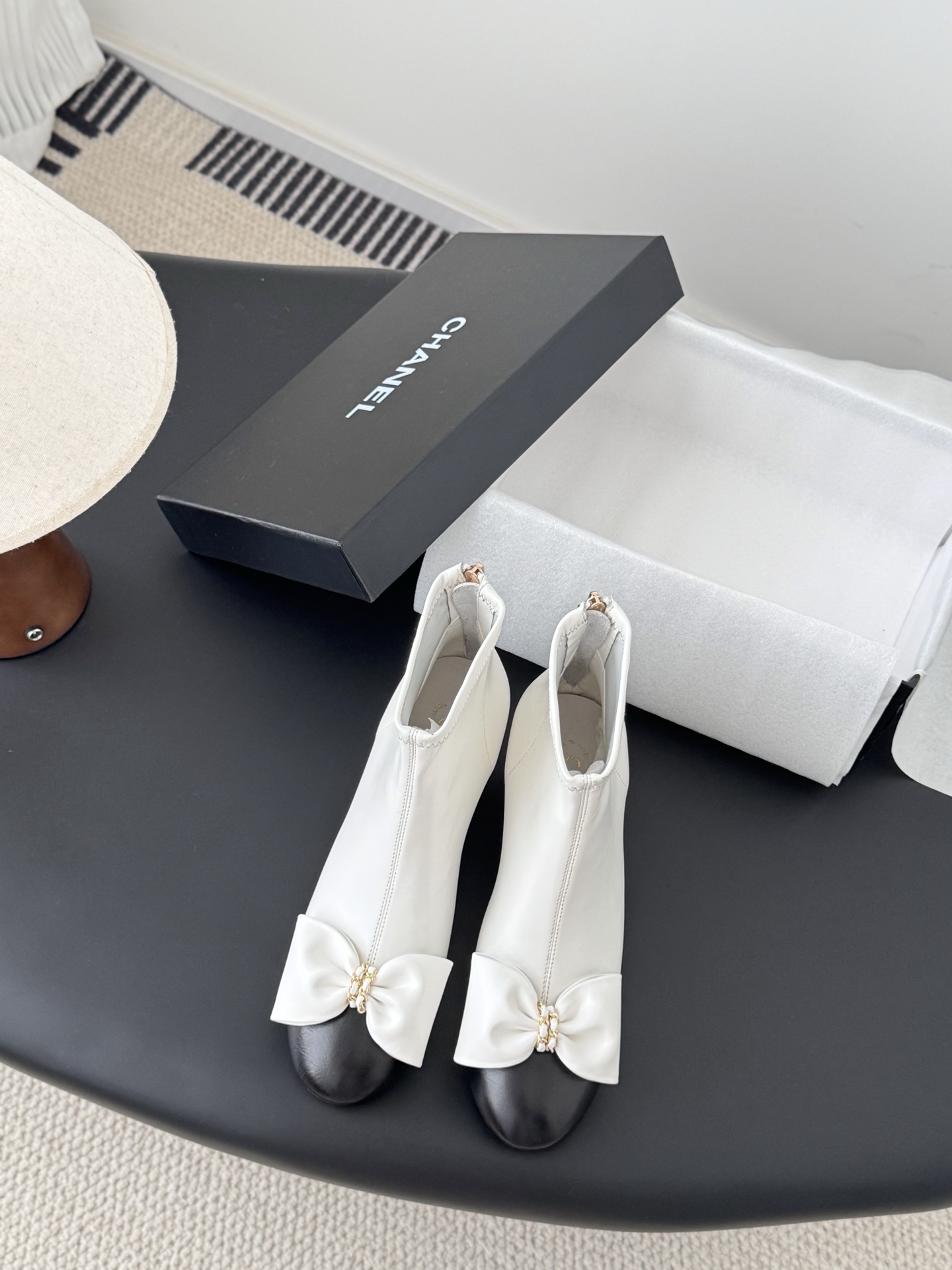 NO:558855,Chanel 25K new bow short boots with retro lines and color matching design are all online!  It feels super comfortable on my feet after a day of running around. It can be worn casually in sports style/mixed style. After buying it, I want to wear it every day for walking. Stretch leather upper, sheepskin lining, genuine leather outsole Size: 35-39, other sizes can be customized, boots, chanel, boots, sheepskin, Leather soles19860909Chanel 25K新款蝴蝶结短靴 复古线条 配色设计全在线！暴走一天脚感超舒适,运动风/混搭风随便玩,买完想天天穿它出门溜达烫. 鞋面弹力皮 内里羊皮 真皮大底 Size:35-39 其他码数定做,靴子,chanel,boots,sheepskin,Leather soles,Women's Shoes