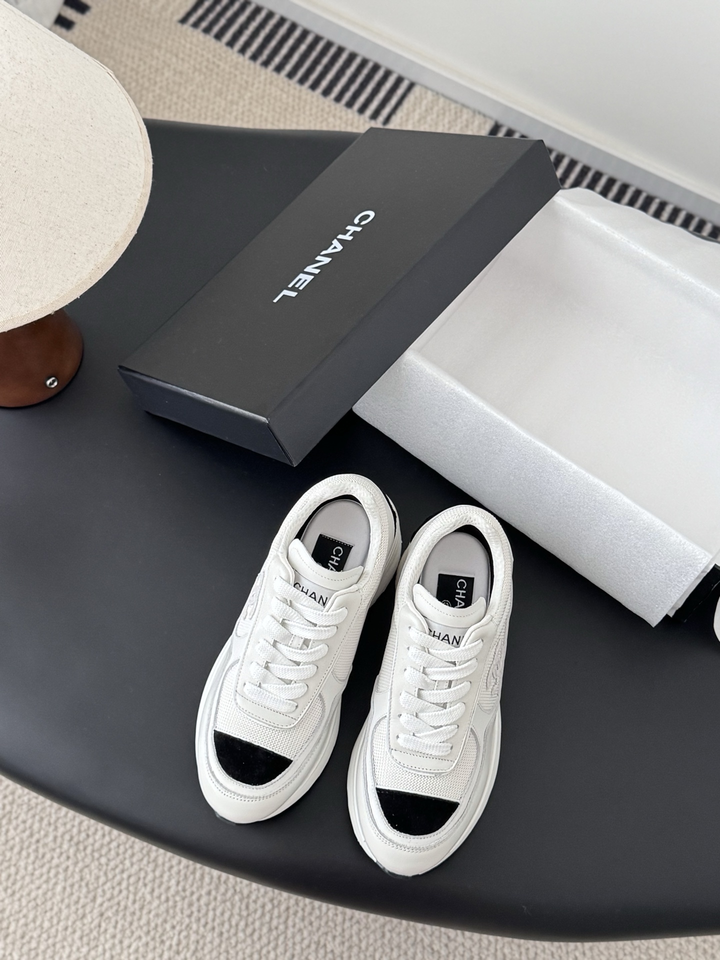 NO:558848,Chanel 25C new sports and casual shoes, versatile white shoes, you can't go wrong with the styles, the contrasting colors are full of energy, the logo embossed on the side is very delicate, the upper is made of original custom materials, the original outsole, the heel height is 5/8cm, Size: 35-40, casual shoes/sports shoes, chanel, sneakers19860909Chanel 25C新款运动休闲鞋 百搭小白鞋 款式搭配不会出错 撞色搭配活力满满啊 侧面压印logo 上脚很秀气 鞋面原版定制材料 原版大底 跟高5/8cm Size:35-40,休闲鞋/运动鞋,chanel,sneakers,Women's Shoes