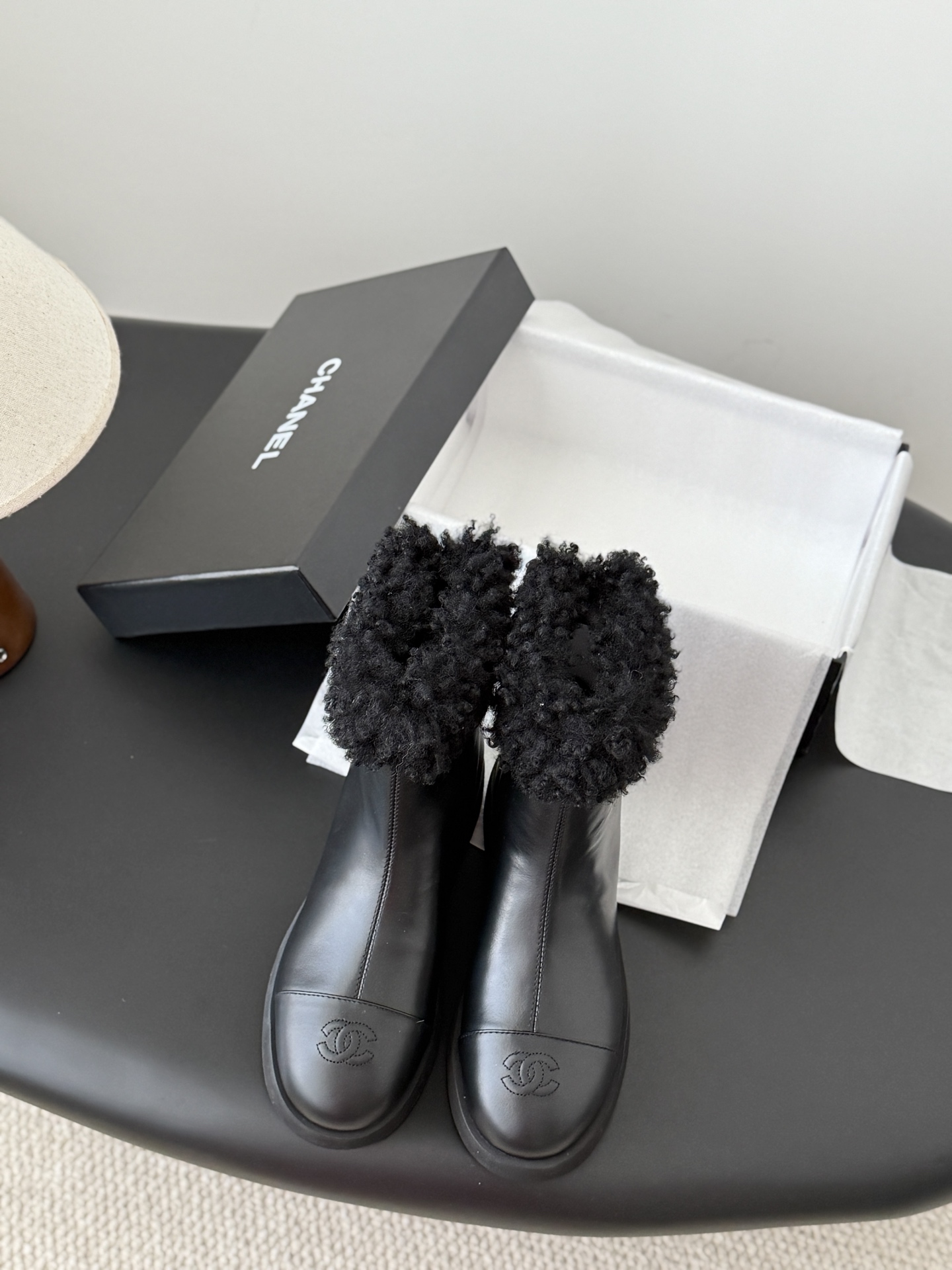 NO:558864,Chanel 25K new autumn and winter snow boots, high-end retro feel, original molded outsole Size: 35-39, other sizes are customized, snow boots, chanel, boots19860909Chanel 25K秋冬新款雪地靴 高级复古感 原版开模大底 Size:35-39 其他码数定做,雪地靴,chanel,boots,Women's Shoes