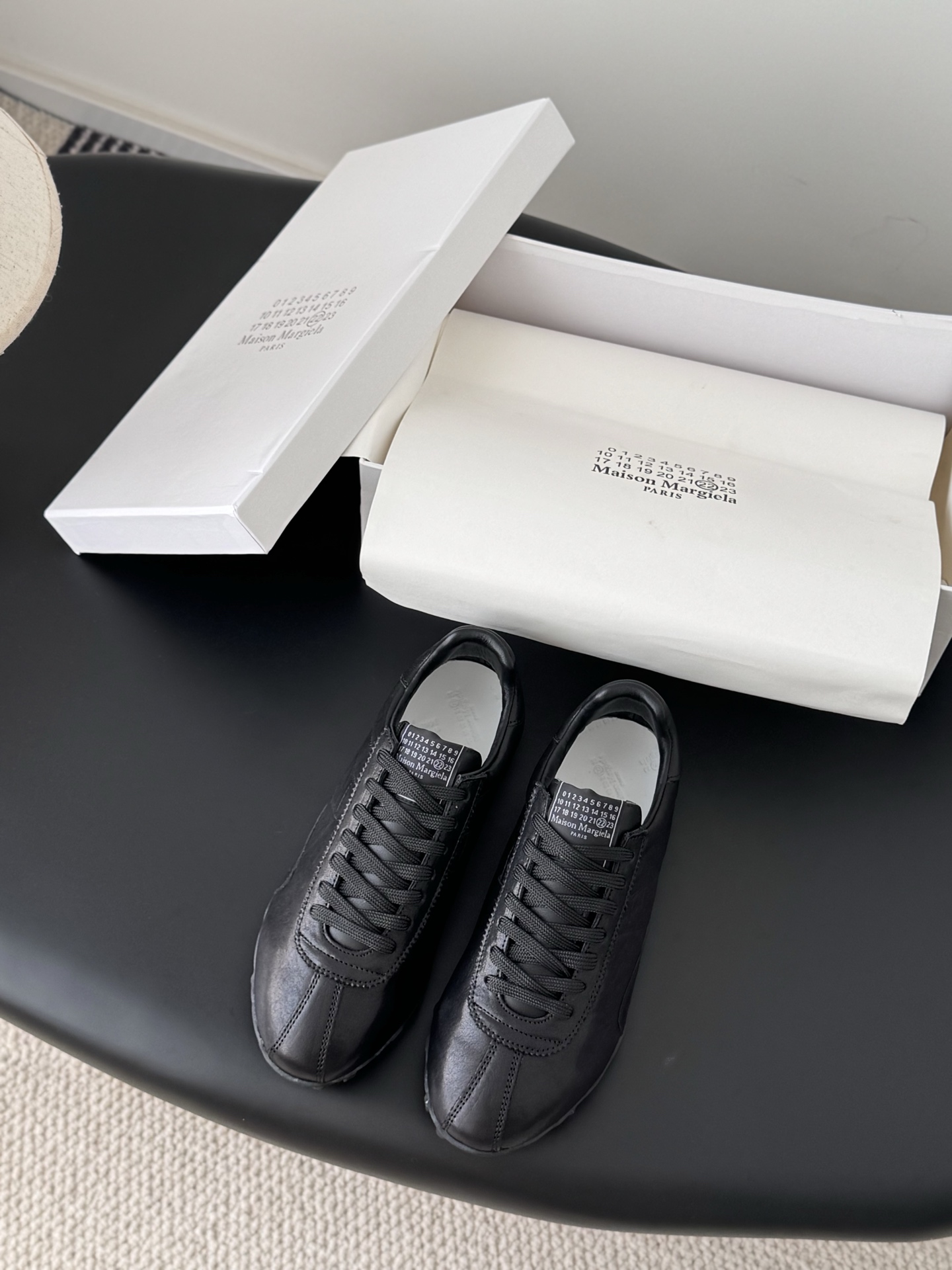 NO:560884,MaisonMargiela MM6 is the best-looking casual shoe this year. Visually, it is not as ordinary as other casual shoes, but it also shows off the slim legs and is very comfortable on the feet. It goes well with clothes and the shoes are not heavy. Size: 35-40, casual shoes/sports shoes, masion margiela, sneakers19860909MaisonMargiela MM6今年最好看的休闲鞋 视觉上没有其他休闲鞋那么普通 但又非常显腿细上脚非常舒服 好搭配衣服而且鞋子也不重 Size:35-40,休闲鞋/运动鞋,masion margiela,sneakers,Women's Shoes