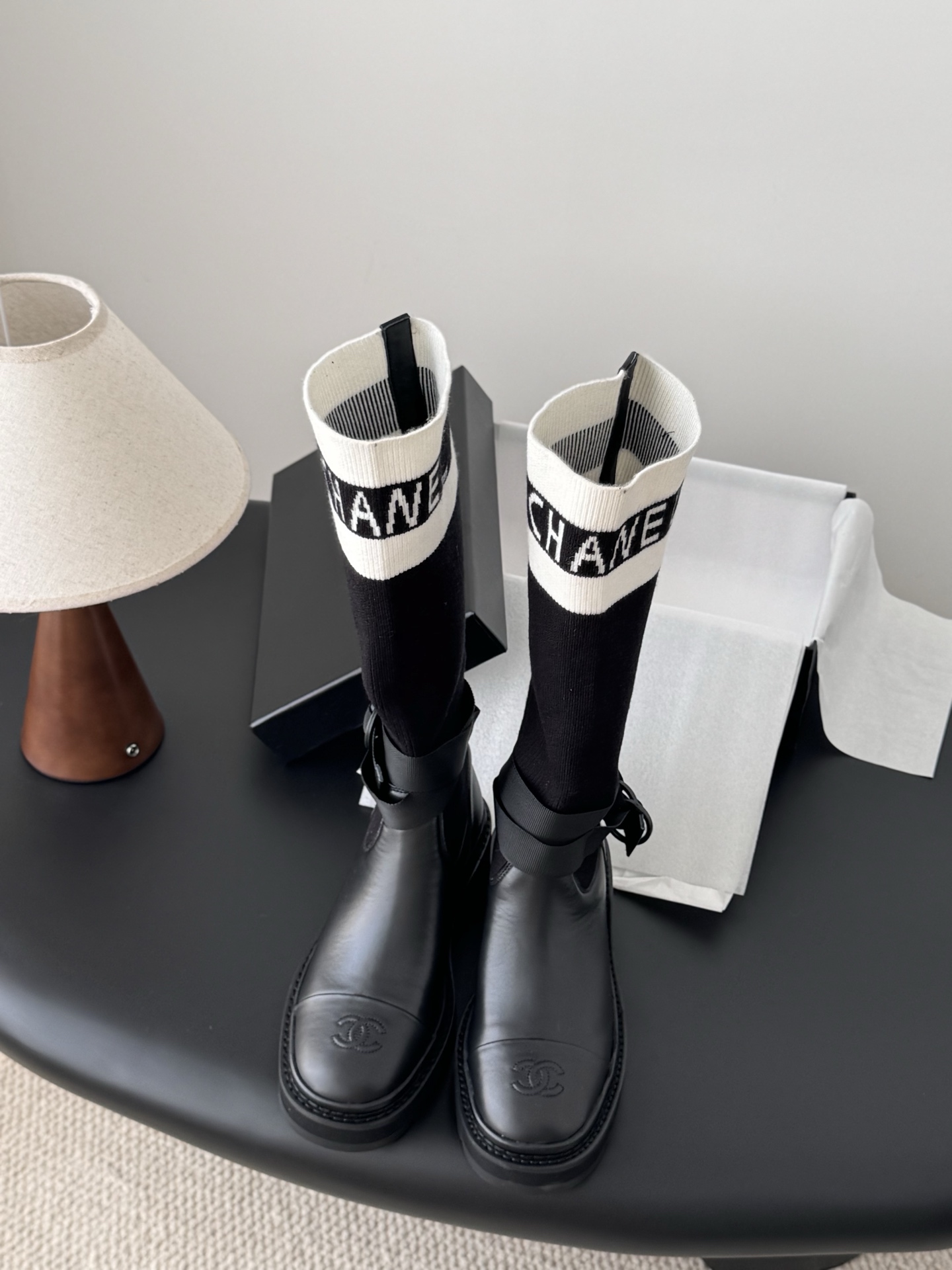 NO:560871,Chanel 25K new sock boots!  These socks and boots are really good-looking at a glance and can be worn all over your long legs. The style will never go out of style!  Upper fly woven fabric Original outsole Size: 35-39 Other sizes can be customized, boots, chanel, boots, socks19860909Chanel 25K新款袜子靴！ 这个袜靴真的一眼好看 穿上一整个大长腿 款式不会过时的那种！ 鞋面飞织面料 原版大底 Size:35-39 其他码数定做,靴子,chanel,boots,socks,Women's Shoes