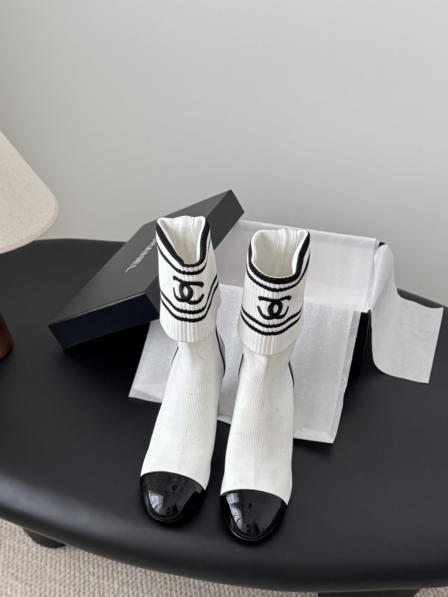 NO:560880,Chanel 25K new sock boots!  These socks and boots are really good-looking at a glance and can be worn all over your long legs. The style will never go out of style!  Upper fly woven fabric Original outsole Size: 35-39 Other sizes can be customized, boots, chanel, boots, socks19860909Chanel 25K新款袜子靴！ 这个袜靴真的一眼好看 穿上一整个大长腿 款式不会过时的那种！ 鞋面飞织面料 原版大底 Size:35-39 其他码数定做,靴子,chanel,boots,socks,Women's Shoes