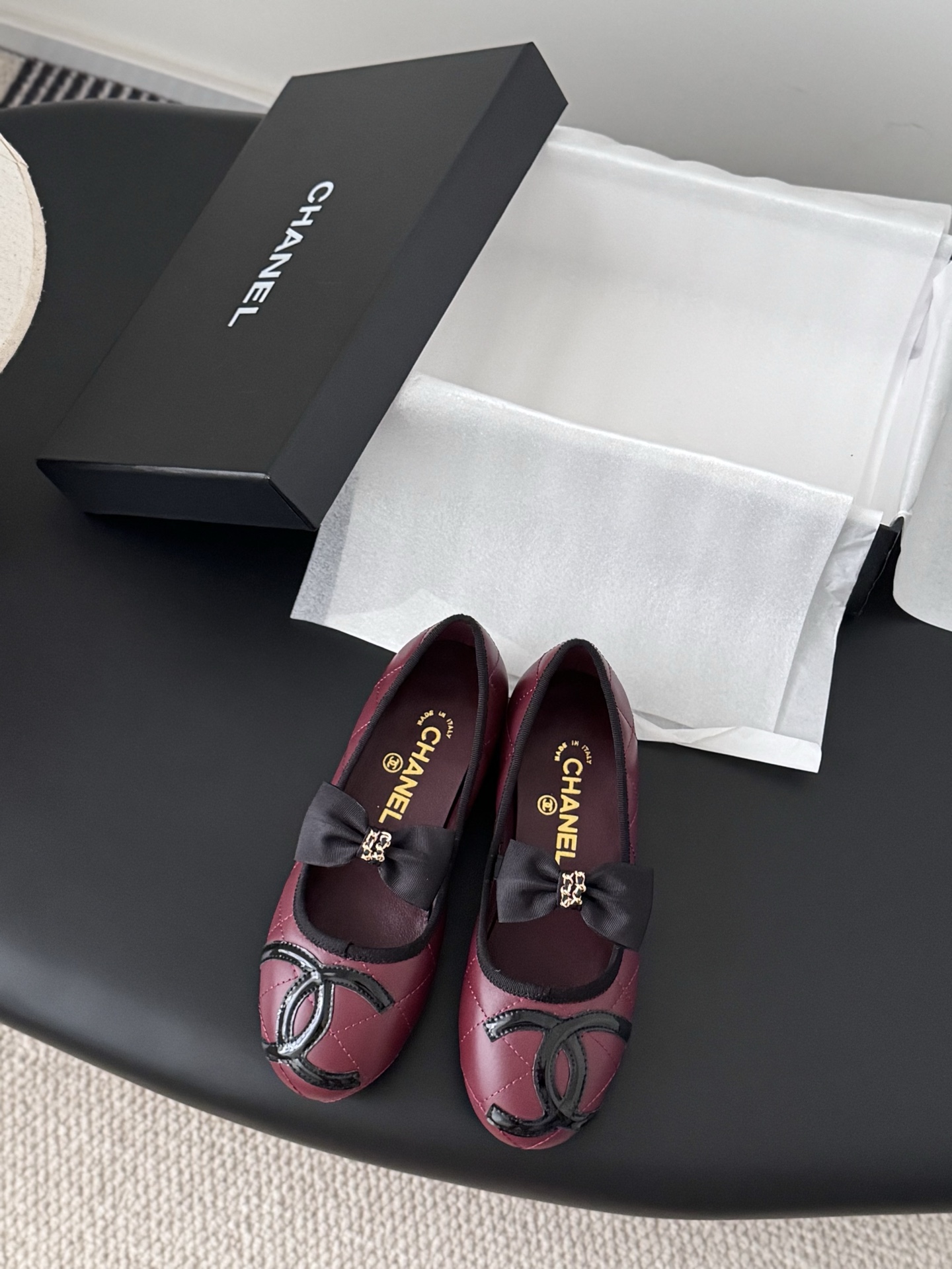 NO:560856,Chanel Vintage middle-aged Kangpeng series of shoes, a simple but not simple model, the upper foot is particularly slim. The upper is cowhide, the lining is sheepskin, and the original outsole. Size: 35-39 Other sizes are customized, single shoes, chanel, cowhide, sheepskin19860909Chanel Vintage中古康鹏系列单鞋 简约而不简单的款,上脚特别显脚细. 鞋面牛皮,内里垫脚羊皮,原版大底. Size:35-39 其它码数定做,单鞋,chanel,cowhide,sheepskin,Women's Shoes