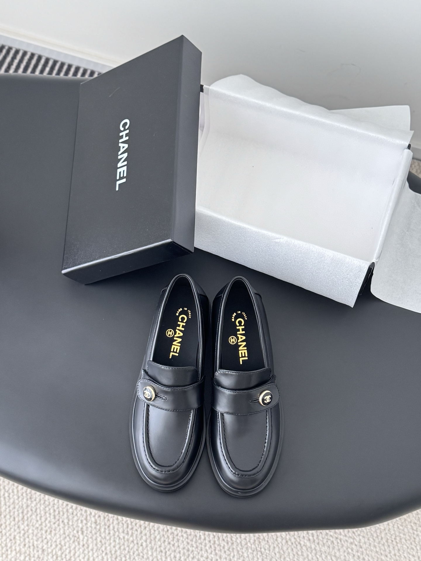 NO:561205,Chanel 25P new loafers, basic single shoe style, slender and elegant shape, small round toe, double C bag decoration on the top, simple but not simple and elegant!  Versatile temperament Cowhide upper, sheepskin lining, Italian genuine leather outsole Size35-39, other sizes customized, loafers, chanel, loafers, cowhide, sheepskin, Leather soles19860909Chanel 25P新款乐福鞋  基础单鞋样式鞋型修长秀气 小巧圆形圆头 顶端双C书包点缀 简约而不简单且不失优雅！百搭气质 鞋面牛皮 内里羊皮 意大利真皮大底 Size35-39 其他码数定做,乐福鞋,chanel,loafers,cowhide,sheepskin,Leather soles,Women's Shoes