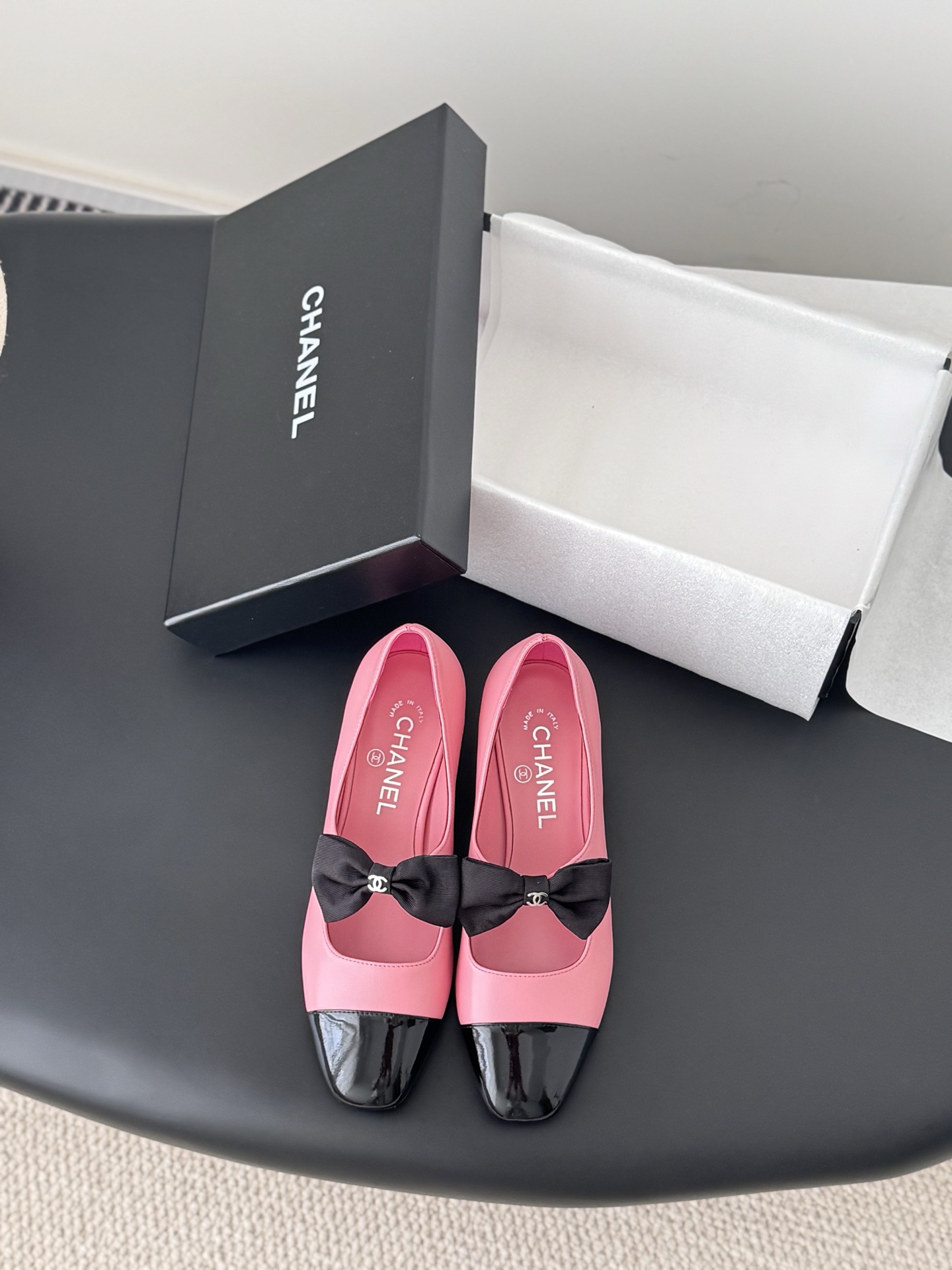 NO:562923,Chanel 25B Mary Jane shoes are simple yet sweet and playful!  Three-dimensional electric embroidery logo, solid color fabric is refreshing and easy to wear, with buttons for more heeling. Sheepskin lining, genuine leather outsole, high heels 6CM Size: 35-40, Mary Jane, chanel, mary jane, sheepskin, Leather soles19860909Chanel 25B玛丽珍单鞋 简约又不失甜美俏皮！ 立体电绣logo,纯色面料清爽易搭,搭配扣子更加跟脚.内里羊皮 真皮大底 高跟6CM Size:35-40,玛丽珍,chanel,mary jane,sheepskin,Leather soles,Women's Shoes