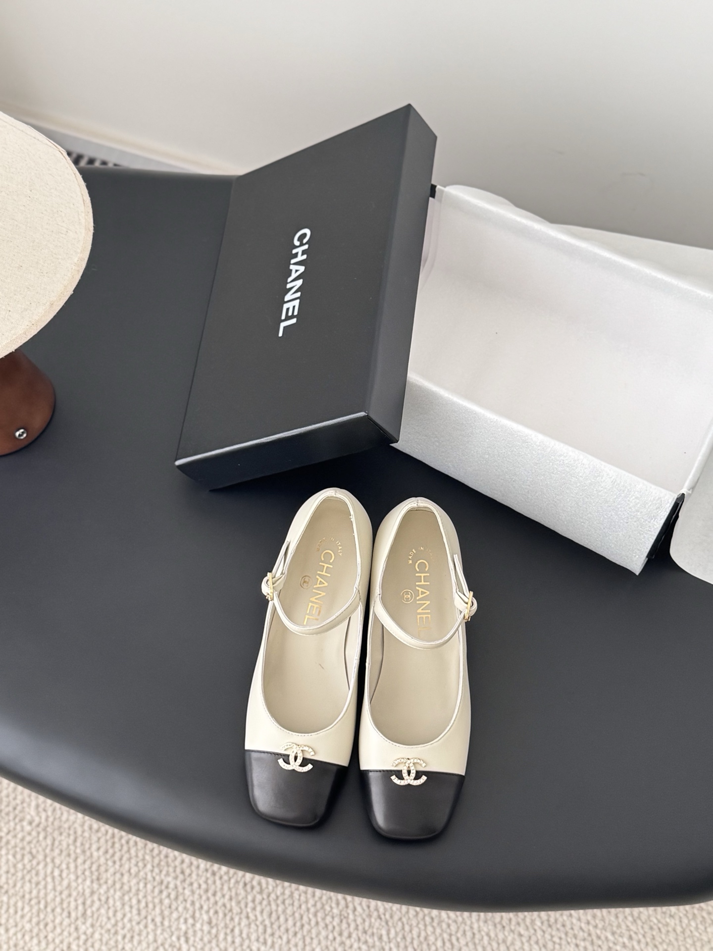 NO:562927,Chanel 25B Mary Jane shoes are simple yet sweet and playful!  Three-dimensional electric embroidery logo, solid color fabric is refreshing and easy to wear, with buttons for more heeling. Sheepskin lining, genuine leather outsole Size: 35-39 Other sizes can be customized, Mary Jane, chanel, mary jane, sheepskin, Leather soles19860909Chanel 25B玛丽珍单鞋 简约又不失甜美俏皮！ 立体电绣logo,纯色面料清爽易搭,搭配扣子更加跟脚.内里羊皮 真皮大底 Size:35-39 其他码数定做,玛丽珍,chanel,mary jane,sheepskin,Leather soles,Women's Shoes