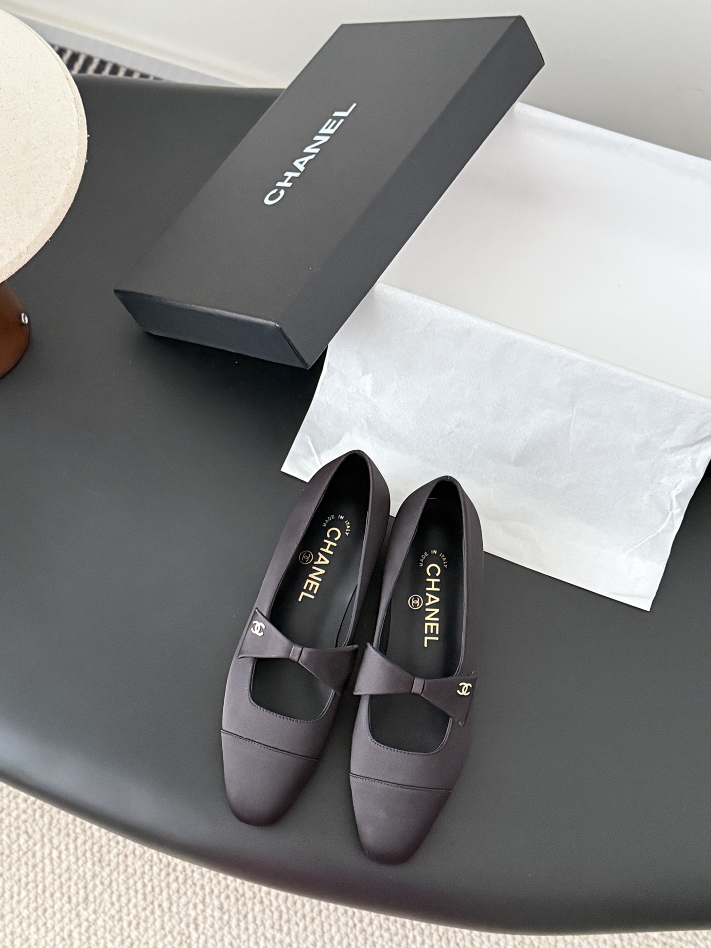 NO:593070,Chanel 25B Mary Jane shoes are simple yet sweet and playful!  Three-dimensional electric embroidery logo, solid color fabric is refreshing and easy to wear, with buttons for more heeling. Sheepskin lining, genuine leather outsole, high heels 6CM Size: 35-40, single shoes, chanel, mary jane, sheepskin, Leather soles19860909Chanel 25B玛丽珍单鞋 简约又不失甜美俏皮！ 立体电绣logo,纯色面料清爽易搭,搭配扣子更加跟脚.内里羊皮 真皮大底 高跟6CM Size:35-40,单鞋,chanel,mary jane,sheepskin,Leather soles,Women's Shoes