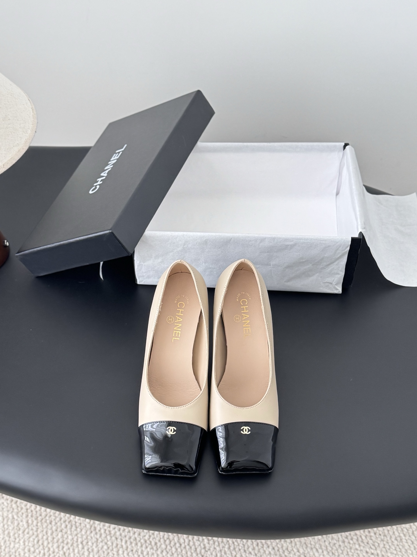 NO:593060,Chanel 25K school bag buckle shoes, classic school bag buckle design~ Upper, sheepskin lining, leather outsole, Size35-39, other sizes customized, high heels, chanel, high heels, sheepskin, Leather soles19860909Chanel 25K书包扣单鞋 经典的书包扣设计经典～ 鞋面 内里垫脚羊皮 真皮大底 Size35-39 其它码数定做,高跟鞋单鞋,chanel,high heels,sheepskin,Leather soles,Women's Shoes