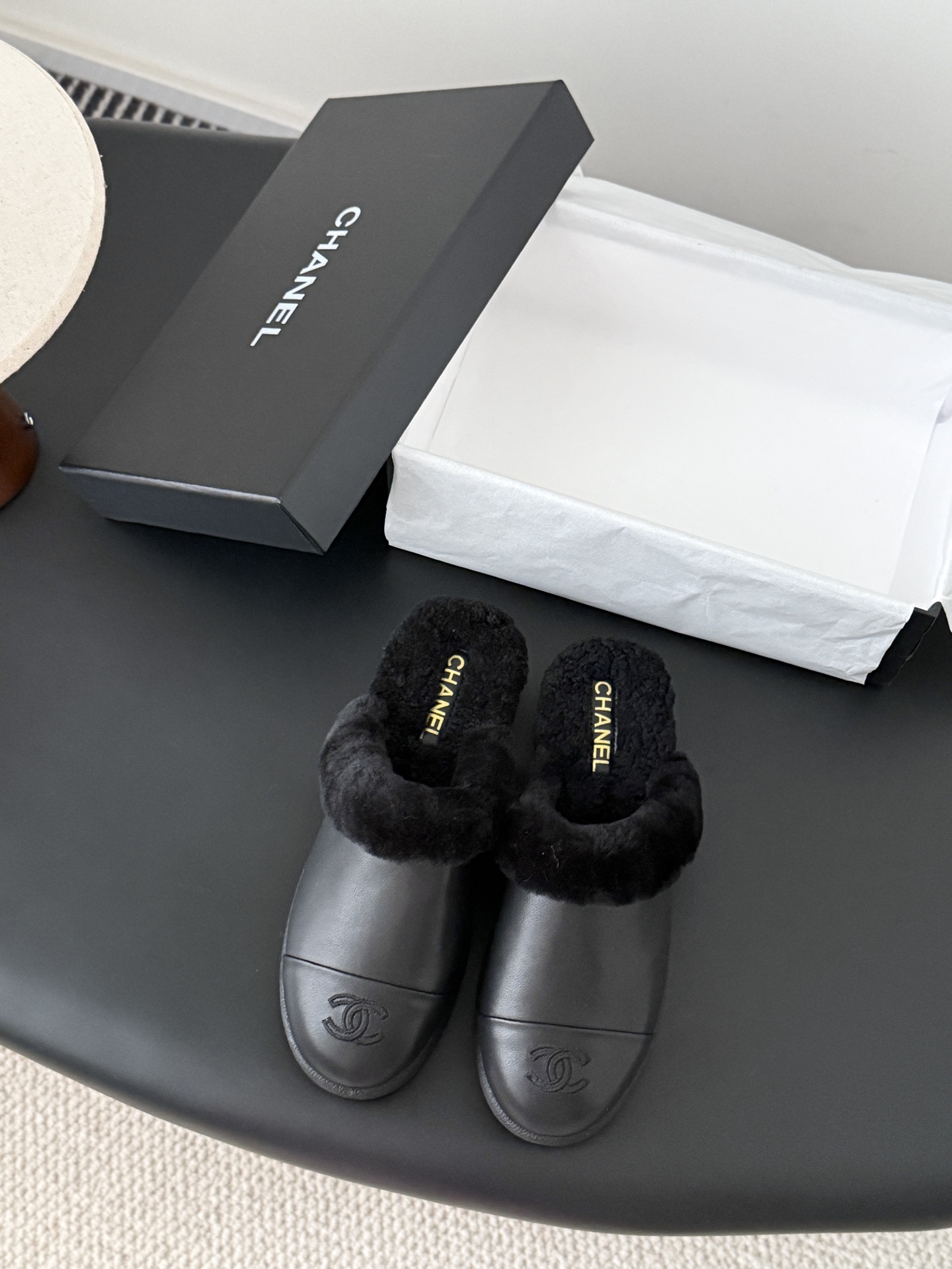 NO:577446,Chanel 25K new furry series for autumn and winter. Teddy fur shoes are very comfortable. Maillard brown is still very suitable for autumn and winter~ Suede upper, fur lining, original outsole Size: 35-39 Other sizes are customized, semi-slip fur shoes, chanel, chamois leather19860909Chanel 25K秋冬新款毛茸茸系列 泰迪毛毛鞋 很舒服诶 美拉德棕色还是很适合秋冬的～ 鞋面麂皮 内里皮毛一体 原版大底 Size:35-39 其他码数定做,半拖毛毛鞋,chanel,chamois leather,Women's Shoes