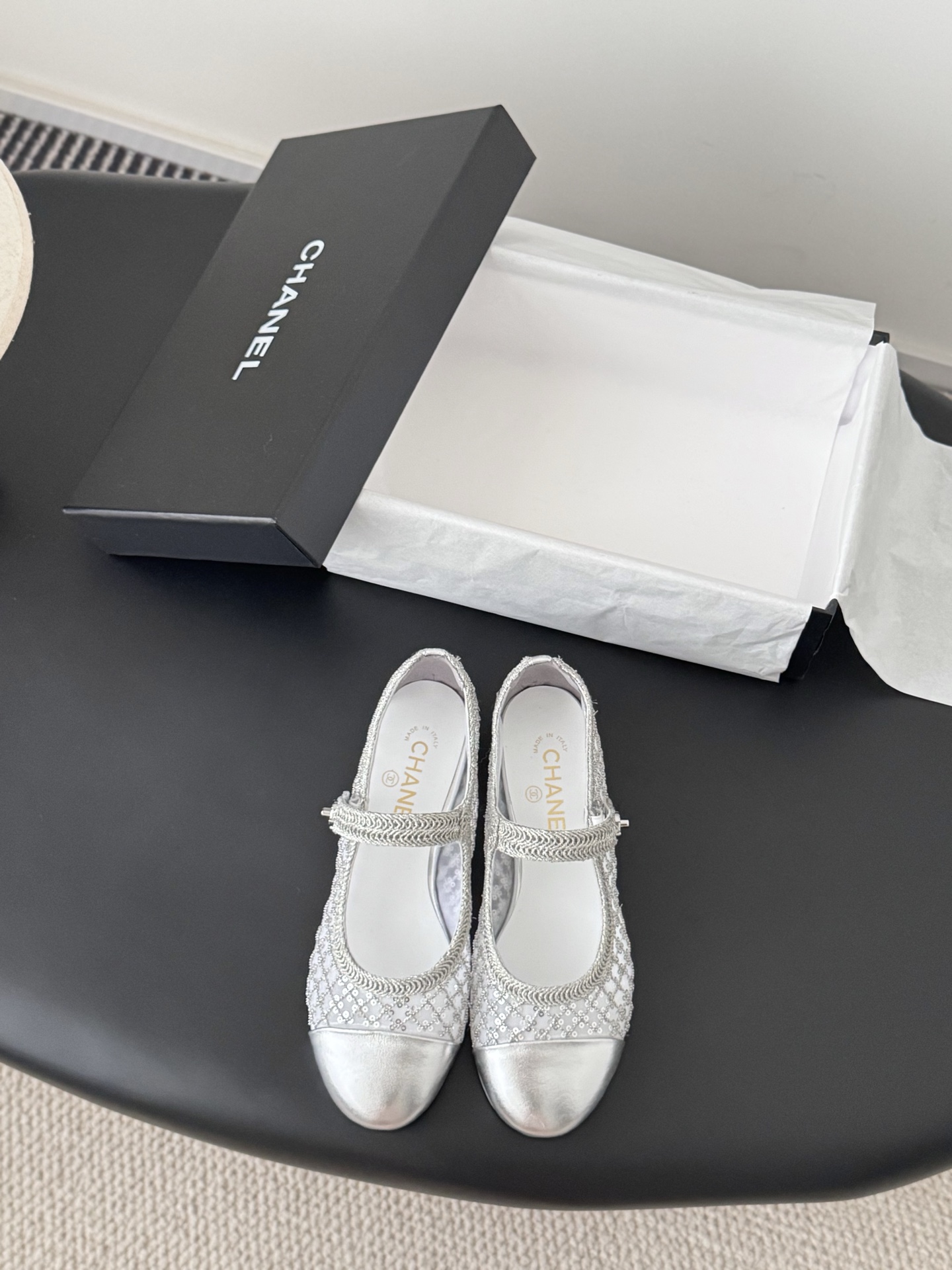 NO:577443,Chanel 25B Mary Jane shoes are simple yet sweet and playful!  Three-dimensional electric embroidery logo, solid color fabric is refreshing and easy to wear, with buttons for more heeling. Sheepskin lining, genuine leather outsole Size: 35-40, single shoes Mary Jane, chanel, mary jane, sheepskin, Leather soles19860909Chanel 25B玛丽珍单鞋 简约又不失甜美俏皮！ 立体电绣logo,纯色面料清爽易搭,搭配扣子更加跟脚.内里羊皮 真皮大底 Size:35-40,单鞋玛丽珍,chanel,mary jane,sheepskin,Leather soles,Women's Shoes