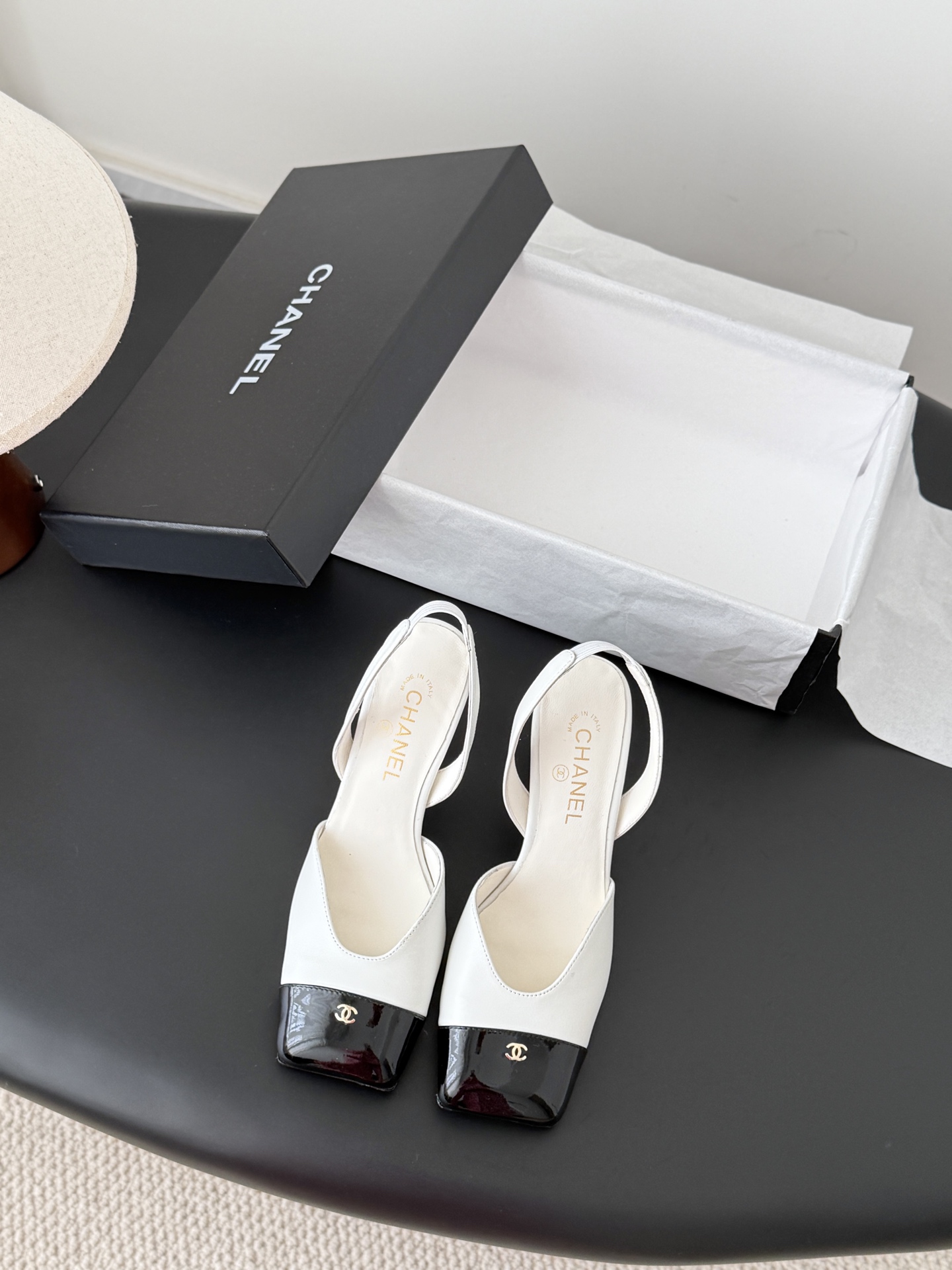 NO:577438,Chanel 25K schoolbag buckle shoes, classic schoolbag buckle design~ Upper, sheepskin lining, leather outsole Size35-39, other sizes customized, high heels and sandals, chanel, sandals, high heels, sheepskin, Leather soles19860909Chanel 25K书包扣单鞋 经典的书包扣设计经典～ 鞋面 内里垫脚羊皮 真皮大底 Size35-39 其它码数定做,高跟鞋凉鞋,chanel,sandals,high heels,sheepskin,Leather soles,Women's Shoes