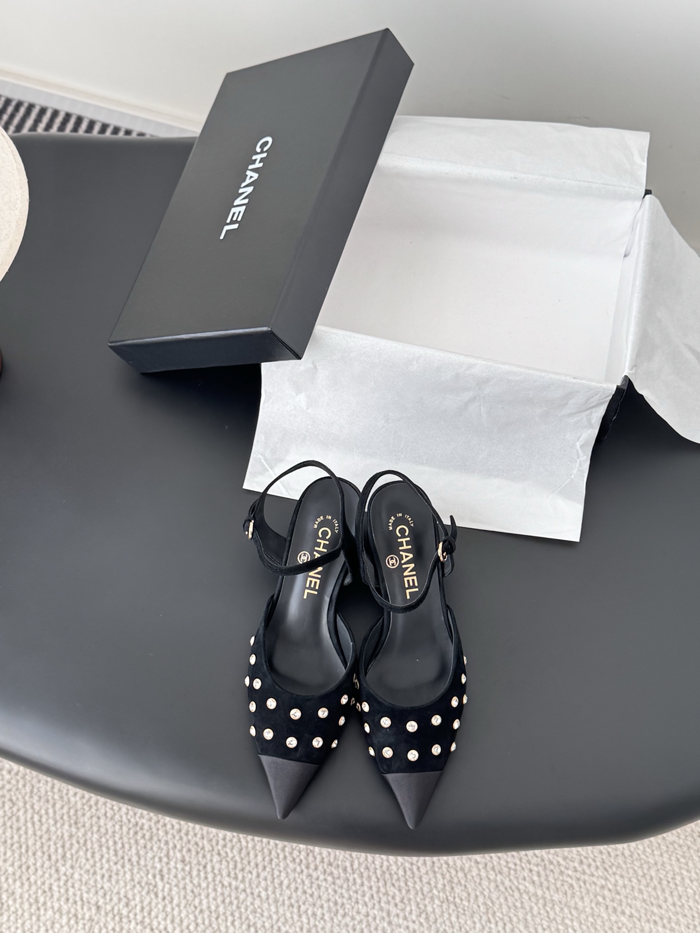 NO:593308,Chanel 25K new pearl chain shoes, pearl + chain combination, high-end retro feel, original molded pearls, genuine leather outsole Size: 35-39, other sizes are customized, sandals, chanel, sandals, Leather soles19860909Chanel 25K新款珍珠链条单鞋 珍珠+链条搭配 高级复古感 原版开模珍珠 真皮大底 Size:35-39 其他码数定做,凉鞋,chanel,sandals,Leather soles,Women's Shoes