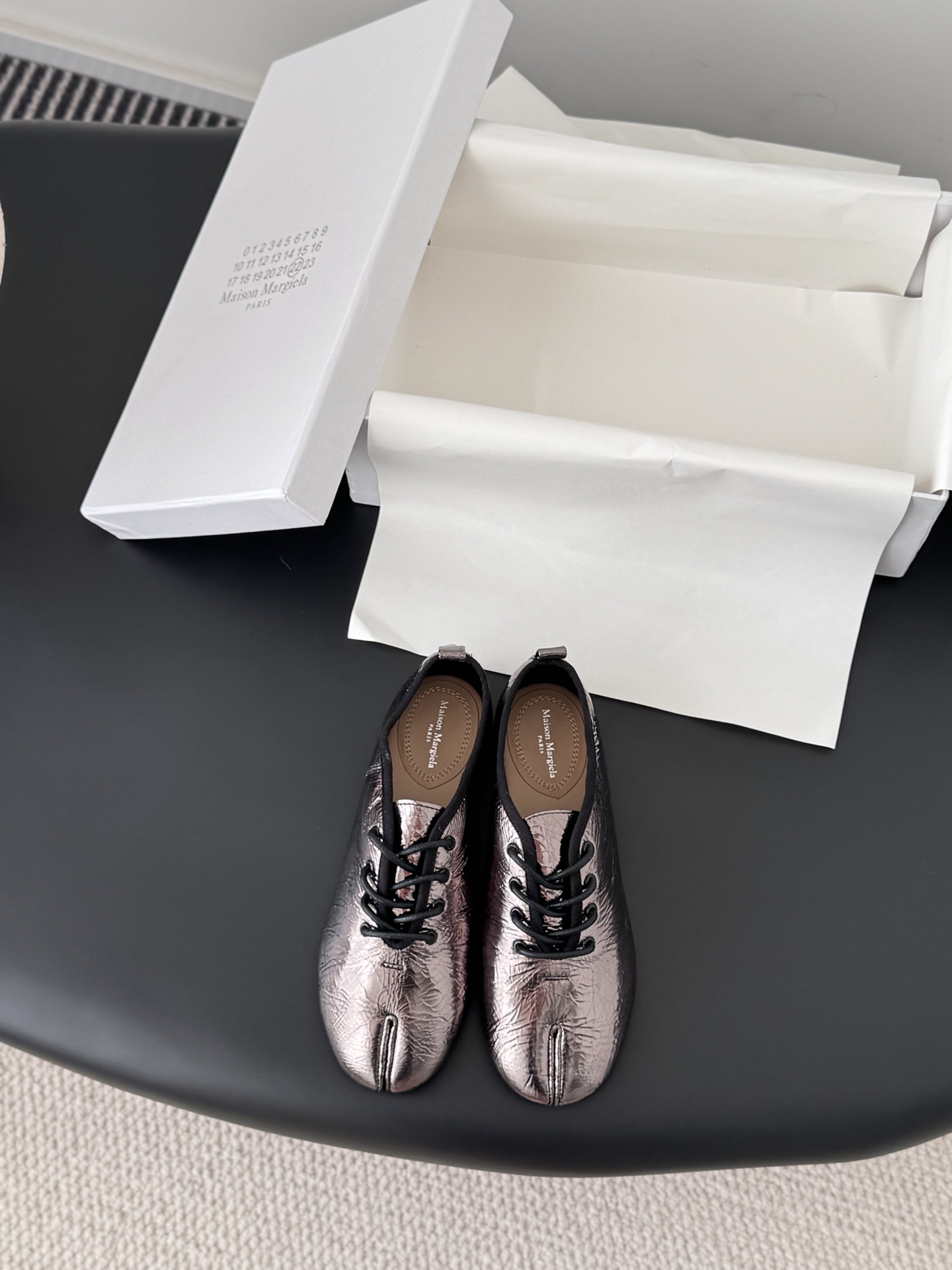 NO:592993,High quality!  Maison Margiela MM6 split-toe shoes Tabi Italian vegetable-tanned sheepskin!  Welcome to compare with the real original outsole!  Size: 35-39 other sizes customized, mary jane, masion margiela, mary jane, sheepskin19860909高定品质！Maison Margiela MM6分趾鞋 Tabi 意产植鞣羊皮！ 欢迎对比 真正的原版大底！ Size:35-39其他码数定做,玛丽珍,masion margiela,mary jane,sheepskin,Women's Shoes