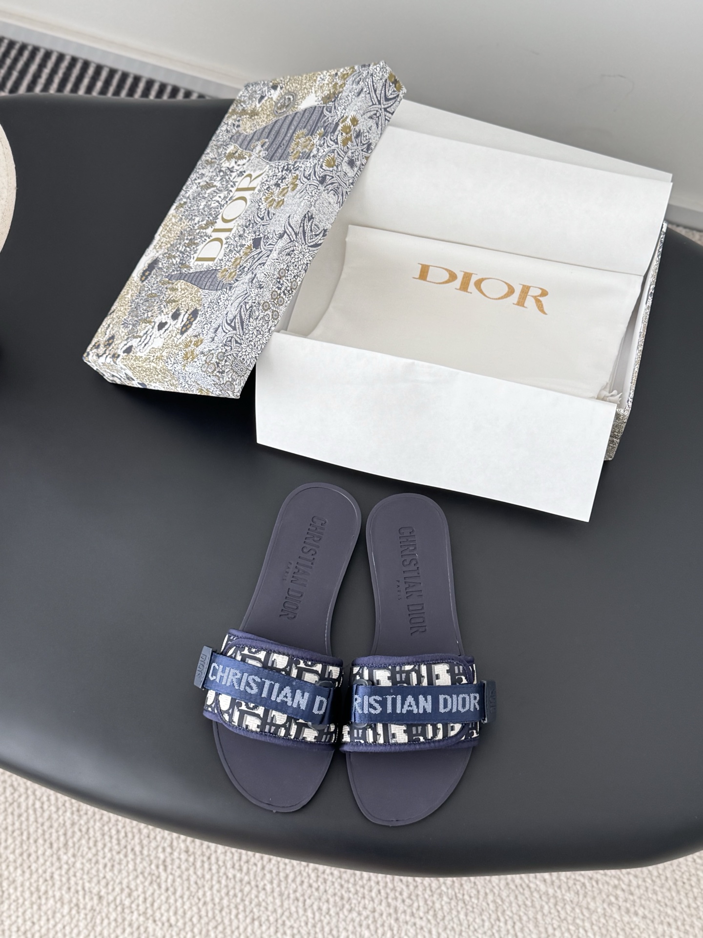 NO:592990,Dior's new Dioract beach shoes!  Original mold opening and high quality!  Environmentally friendly molded PVC, original outsole!  Size:35-40,slippers,dior,slippers19860909Dior新款 Dioract沙滩鞋！ 原版开模高品质！ 环保开模PVC,原版大底！ Size:35-40,拖鞋,dior,slippers,Women's Shoes