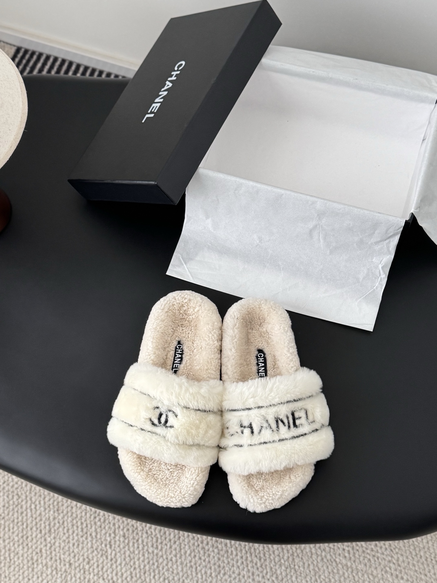 NO:593763,Chanel 25K new furry slippers!  This fur slipper is so cute ~ Soft and fluffy fur, comfortable and warm feet! Increases height and makes legs longer! It is casual and lazy with socks in autumn and winter. The upper feet are really beautiful and fashionable! So beautiful and beautiful! Imported wool, feels delicate, soft and silky. Original molded rubber sole Size35-39 (customized 40/41), fur shoes and slippers, chanel, slippers, socks19860909Chanel 25K新款毛毛拖鞋！ 这款毛拖真的是真太可爱了～ 柔软蓬松的毛毛,舒服暖脚! 增高显腿长! 秋冬搭配袜子休闲又慵懒 上脚真的好看又时髦!美腻美爆了! 进口羊毛,手感细腻柔软丝滑 原版开模橡胶底 Size35-39（40/41定制）,毛毛鞋拖鞋,chanel,slippers,socks,Women's Shoes