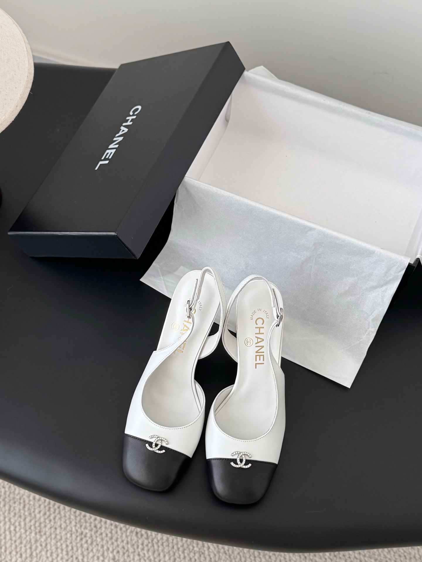 NO:611834,Chanel 25B Mary Jane shoes are simple yet sweet and playful!  Three-dimensional electric embroidery logo, solid color fabric is refreshing and easy to wear, with buttons for more heeling. Sheepskin lining, genuine leather outsole Size: 35-39 Other sizes are customized, high heels and sandals, chanel, sandals, mary jane, high heels, sheepskin, Leather soles19860909Chanel 25B玛丽珍单鞋 简约又不失甜美俏皮！ 立体电绣logo,纯色面料清爽易搭,搭配扣子更加跟脚.内里羊皮 真皮大底 Size:35-39 其他码数定做,高跟鞋凉鞋,chanel,sandals,mary jane,high heels,sheepskin,Leather soles,Women's Shoes