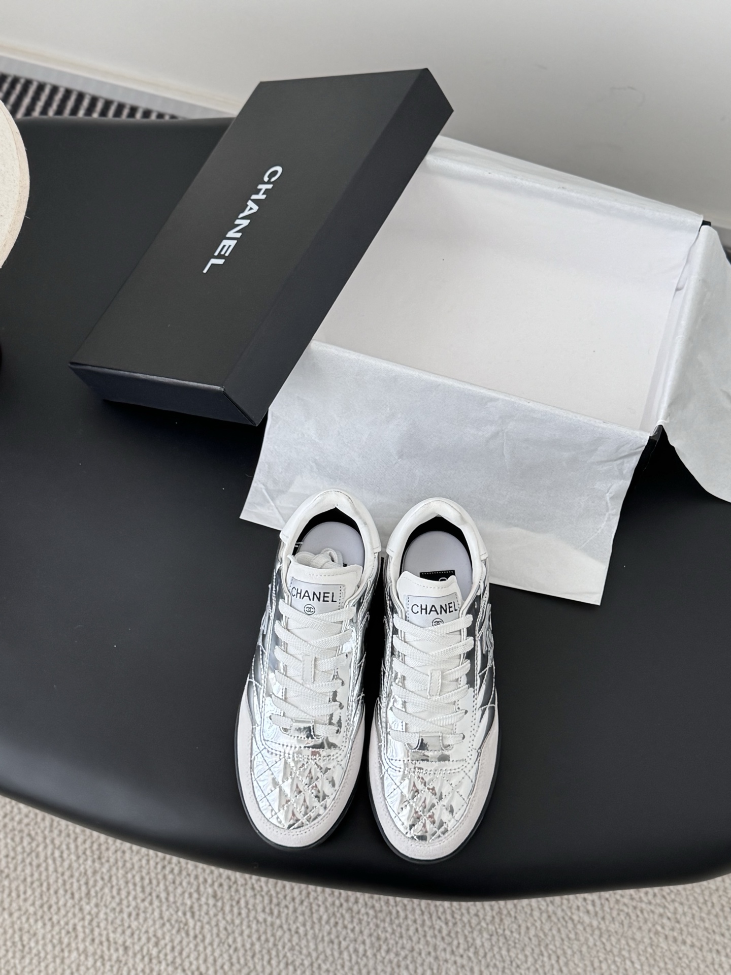 NO:611875,New outsole Chanel Xiaoxiang's latest rhombus baseball shoes sneakers!  The upper is made of original lambskin rhombus stitching technology. It is a noble baseball shoe that feels very light and comfortable on the feet. All materials are customized according to the original version!  Size: 35-39, casual shoes/sports shoes, chanel, sneakers, sheepskin19860909新大底 Chanel 小香最新菱格棒球鞋运动鞋！ 鞋面原版小羊皮菱格车线工艺,贵气十足的棒球鞋,脚感非常轻盈舒适,所有材料均按照原版定制！ Size:35-39,休闲鞋/运动鞋,chanel,sneakers,sheepskin,Women's Shoes