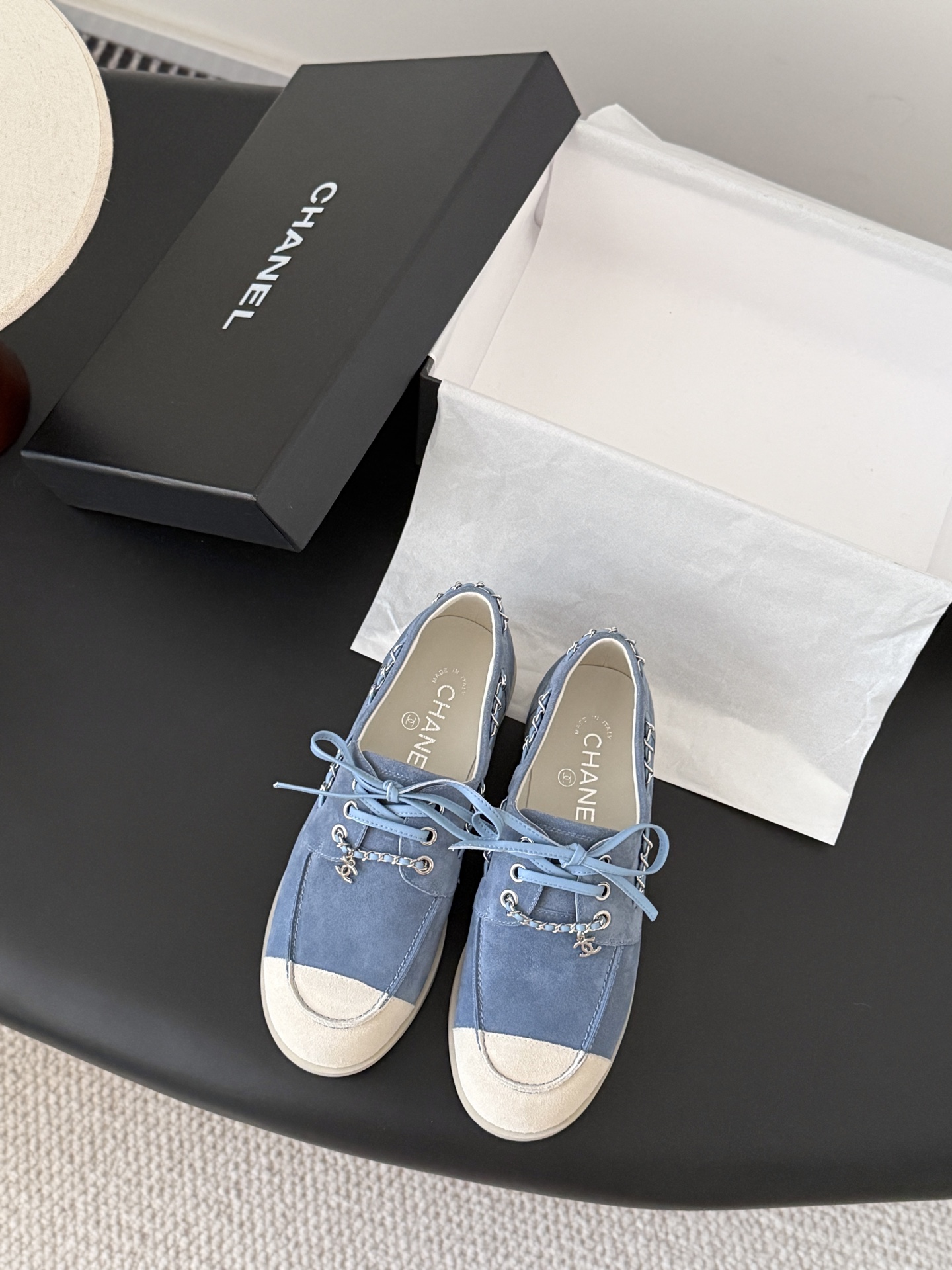 NO:612951,Chanel 26C new casual shoes have a holiday and casual style, and the colors are relatively light and bright. This season's shoes really surprised me. They retain the classic elements of Xiaoxiang's double-headed shoes and apply them to different styles of shoes. They are extremely versatile and comfortable. My heart is really touched. Suede upper, sheepskin lining, original outsole  Size: 35-40, casual shoes/sports shoes, chanel, sneakers, sheepskin, chamois leather19860909Chanel 26C新款休闲鞋 偏度假休闲的风格,色彩比较轻快明亮. 这一季的鞋子的的确确让我觉得惊喜,保留了小香双拼头的经典元素,运用在了不同款式的鞋子上,百搭程度和舒适度都很绝,我的心真的是被狠狠拿捏了. 鞋面麂皮 内里羊皮 原版大底 Size:35-40,休闲鞋/运动鞋,chanel,sneakers,sheepskin,chamois leather,Women's Shoes