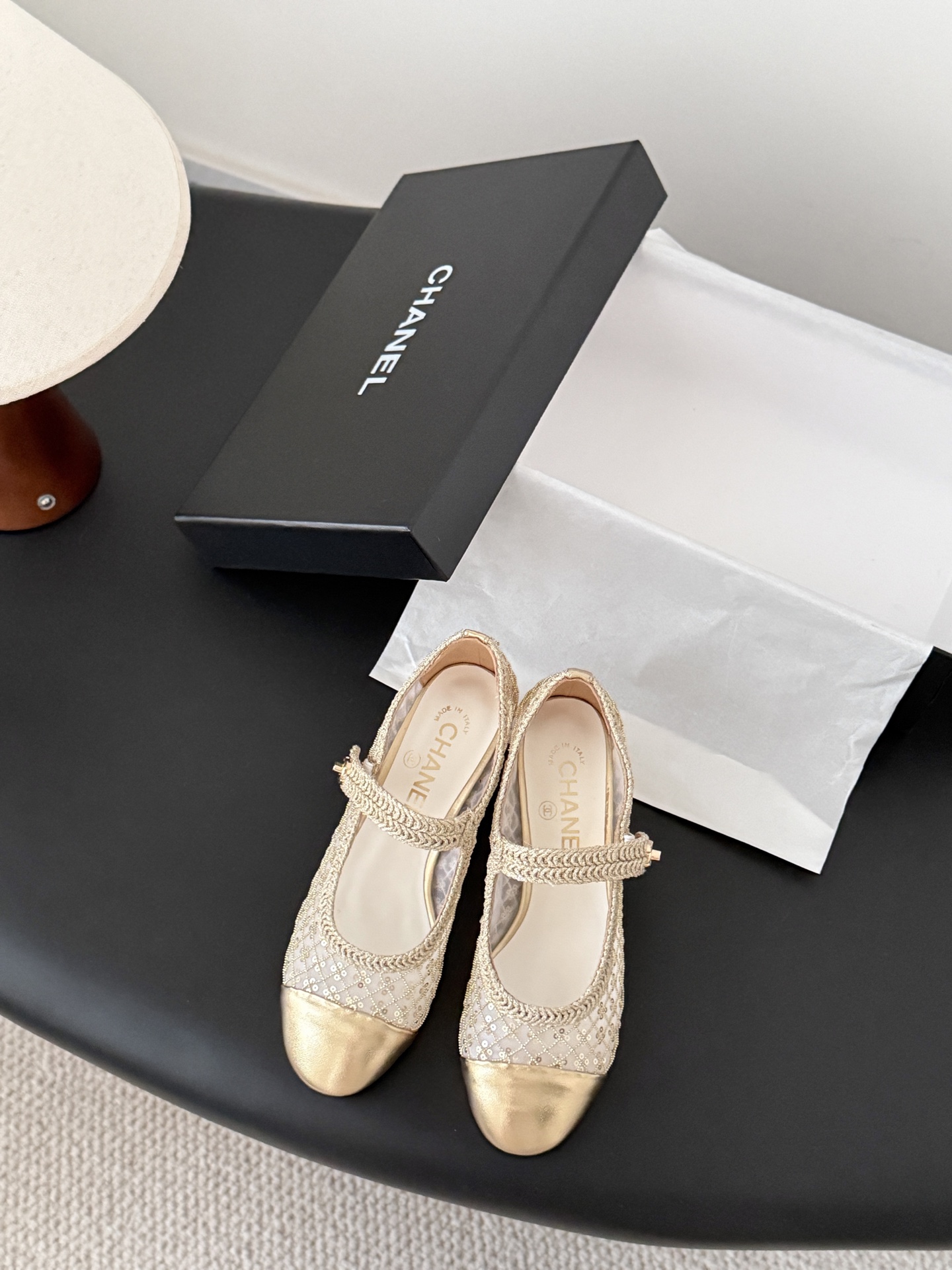 NO:612948,Chanel 25B Mary Jane shoes are simple yet sweet and playful!  Three-dimensional electric embroidery logo, solid color fabric is refreshing and easy to wear, with buttons for more heeling. Sheepskin lining, genuine leather outsole Size: 35-40, single shoes Mary Jane, chanel, mary jane, sheepskin, Leather soles19860909Chanel 25B玛丽珍单鞋 简约又不失甜美俏皮！ 立体电绣logo,纯色面料清爽易搭,搭配扣子更加跟脚.内里羊皮 真皮大底 Size:35-40,单鞋玛丽珍,chanel,mary jane,sheepskin,Leather soles,Women's Shoes