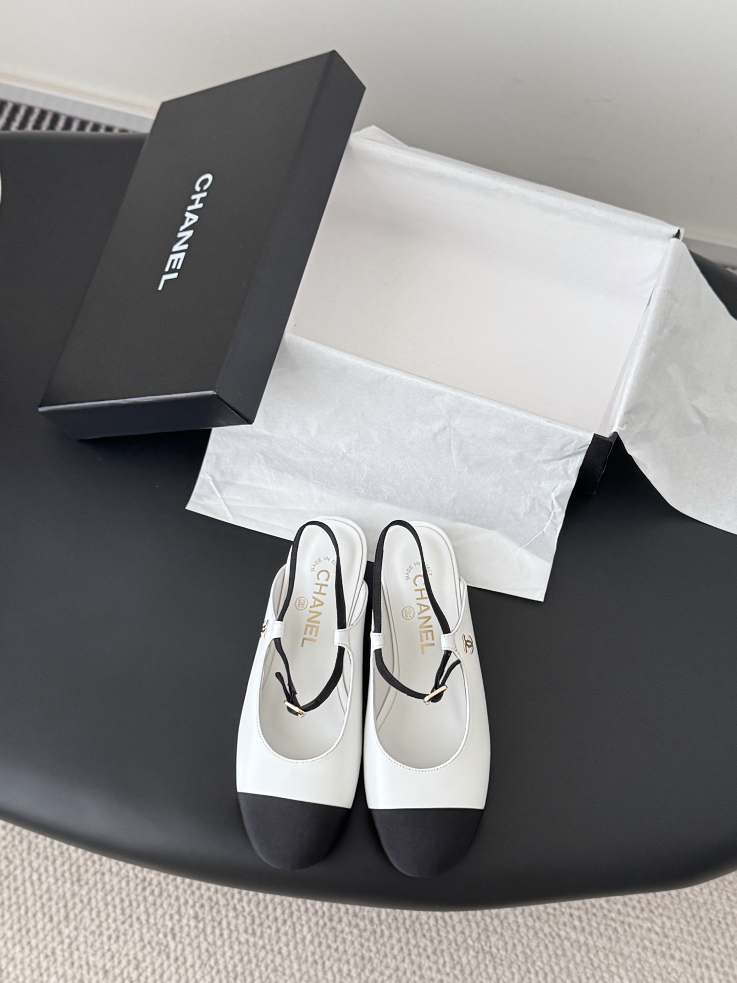 NO:613652,Chanel 25B Mary Jane shoes are simple yet sweet and playful!  Three-dimensional electric embroidery logo, solid color fabric is refreshing and easy to wear, with buttons for more heeling. Sheepskin lining, genuine leather outsole Size: 35-39 Other sizes can be customized, single shoes, chanel, mary jane, sheepskin, Leather soles19860909Chanel 25B玛丽珍单鞋 简约又不失甜美俏皮！ 立体电绣logo,纯色面料清爽易搭,搭配扣子更加跟脚.内里羊皮 真皮大底 Size:35-39 其他码数定做,单鞋,chanel,mary jane,sheepskin,Leather soles,Women's Shoes