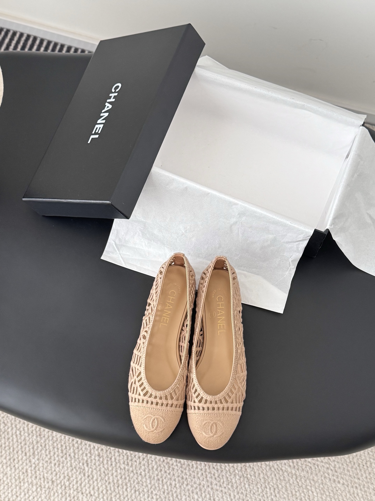 NO:613644,Chanel 26S new color ballet shoes, original 1:1 replica, a classic among classics, perfect whether paired with trousers or skirts. The small round toe design is very good at modifying the foot shape, a must-have for little fairies!  Heel height, flat bottom/5cm, size 35-39, other sizes customized, ballet shoes, chanel, skirts19860909Chanel 26S新色芭蕾舞鞋 原版1:1复刻 经典中的经典 无论搭配裤装还是裙装都是完美 小圆头的设计很好的修饰脚型 ,小仙女们必备！ 跟高平底/5cm 码数 35-39 其它码数定做,芭蕾舞鞋,chanel,skirts,Women's Shoes