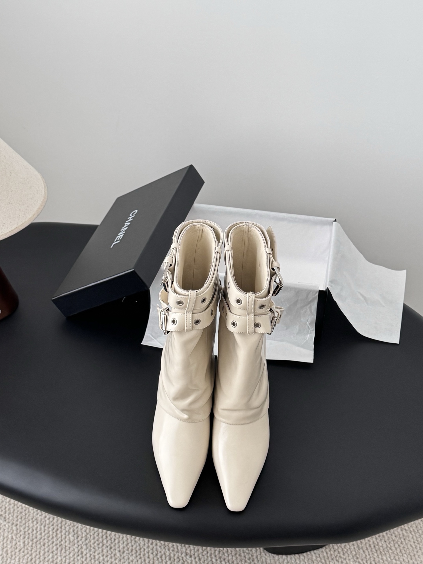 NO:652493,. Chanel new short boots series, exclusive new show bdetails ————————————Material Original customized cowhide Inner: Sheepskin Outsole Original molded leather outsole Heel height ┈┈┈┈┈┈┈★┈┈┈┈┈┈┈ Size35-39 (40/41 custom-made, non-refundable)  Premium original packaging, boots, chanel, boots, cowhide, sheepskin, Leather soles19860909.   Chanel 新品短靴系列 独家上新 show bdetails ———————————— 材质原版定制牛皮 内里: 羊皮 大底原版开模真皮大底 跟高 ┈┈┈┈┈┈┈★┈┈┈┈┈┈┈ Size35-39（40/41订做不退换) 精品原包装,靴子,chanel,boots,cowhide,sheepskin,Leather soles,Women's Shoes