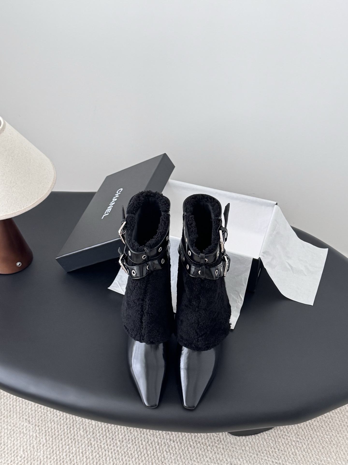 NO:616055,Chanel524B new autumn and winter boots. This latest pair of boots is so beautiful. The small logo next to the top boots adds small details to the whole. It is not new in China yet. Buy it first and wear it first. The upper is all cowhide, the lining is sheepskin, and the leather outsole Size: 35-39. Other sizes are determined, boots, chanel, boots, cowhide, sheepskin, Leather soles19860909Chanel524B秋冬新款靴 这双最新款的靴子太好看啦 最上面筒靴旁边的小logo给整体增加了小细节～ 国内还没上新 先买先穿啦 鞋面全牛皮 内里羊皮 真皮大底 Size:35-39 其他码数定,靴子,chanel,boots,cowhide,sheepskin,Leather soles,Women's Shoes