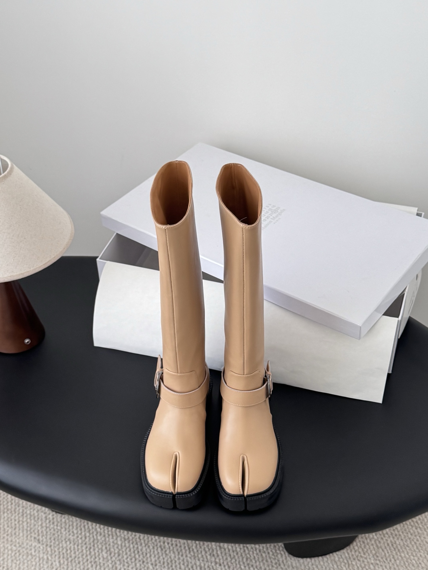 NO:616058,High quality!  Maison Margiela MM6 split-toe shoes Tabi Italian vegetable-tanned sheepskin!  Welcome to compare with the real original outsole!  Size:35-39 other sizes customized, boots, masion margiela, boots, sheepskin19860909高定品质！Maison Margiela MM6分趾鞋 Tabi 意产植鞣羊皮！ 欢迎对比 真正的原版大底！ Size:35-39 其他码数定做,靴子,masion margiela,boots,sheepskin,Women's Shoes