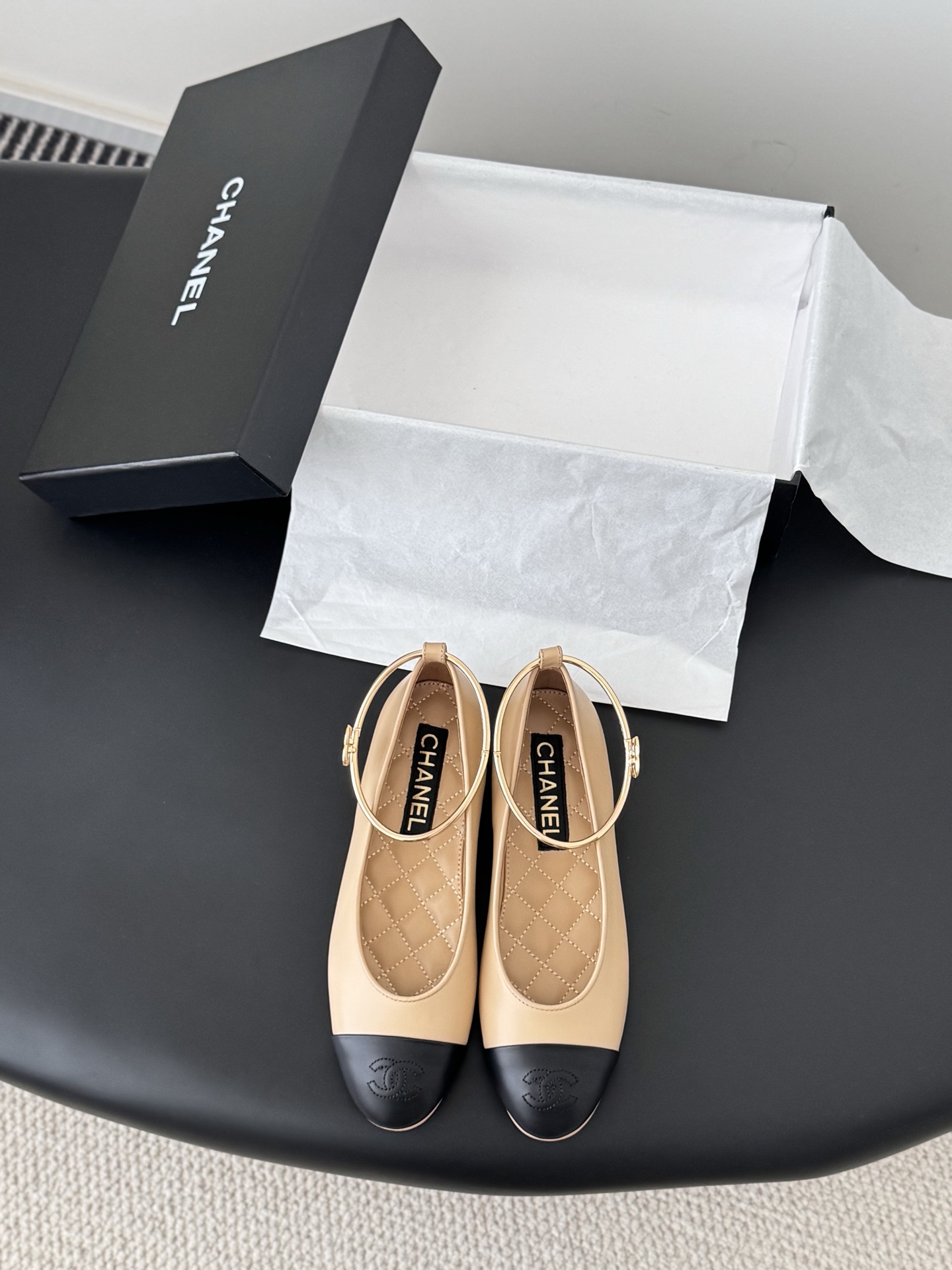 NO:616069,Chanel 25B Mary Jane shoes with ribbon, simple yet sweet and playful!  Three-dimensional electric embroidery logo, solid color fabric is refreshing and easy to wear, with buttons for more heeling. Sheepskin lining, genuine leather outsole Size: 35-39 Other sizes can be customized, single shoes, chanel, mary jane, sheepskin, Leather soles19860909配丝带 Chanel 25B玛丽珍单鞋 简约又不失甜美俏皮！ 立体电绣logo,纯色面料清爽易搭,搭配扣子更加跟脚.内里羊皮 真皮大底 Size:35-39 其他码数定做,单鞋,chanel,mary jane,sheepskin,Leather soles,Women's Shoes