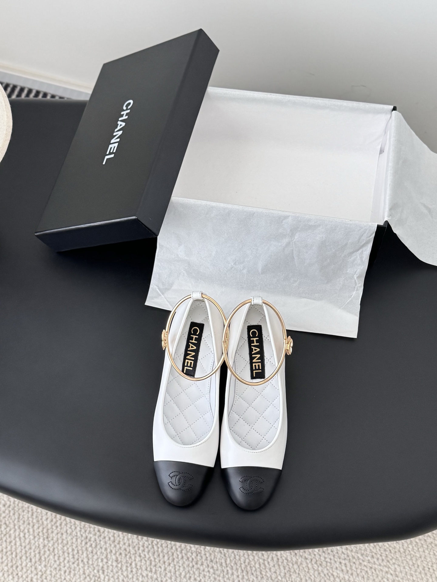 NO:616072,With ribbon Chanel 25K new autumn and winter pearl shoes Highlights Giant pearls Original molded pearls Genuine leather outsole Size: 35-39 Other sizes are customized, single shoes, chanel, Leather soles19860909配丝带 Chanel 25K秋冬新款珍珠单鞋 精彩亮点 巨型珍珠 原版开模珍珠 真皮大底 Size:35-39 其他码数定做,单鞋,chanel,Leather soles,Women's Shoes